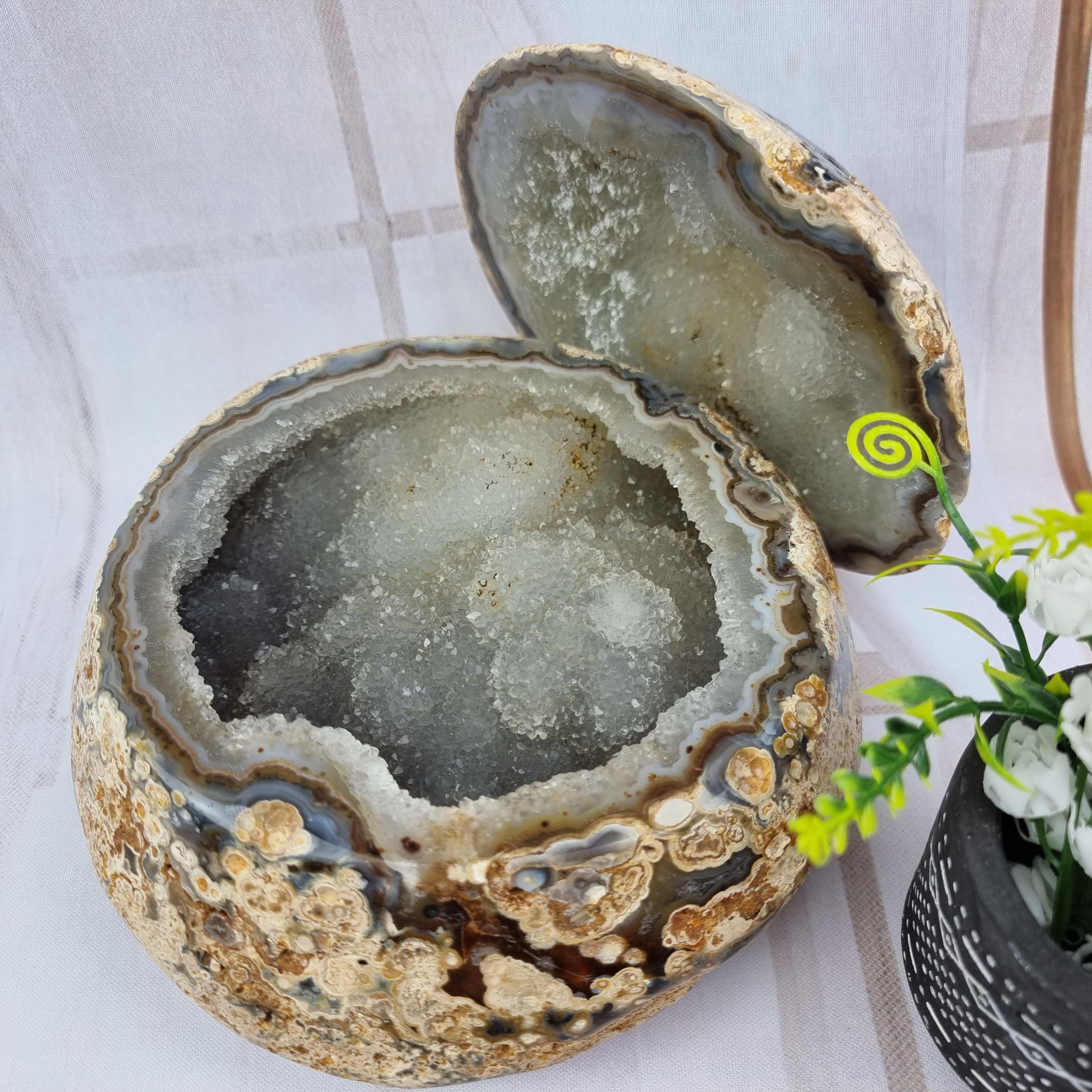 Porta joyas de geodas de ágata pulida con cristales de una pieza