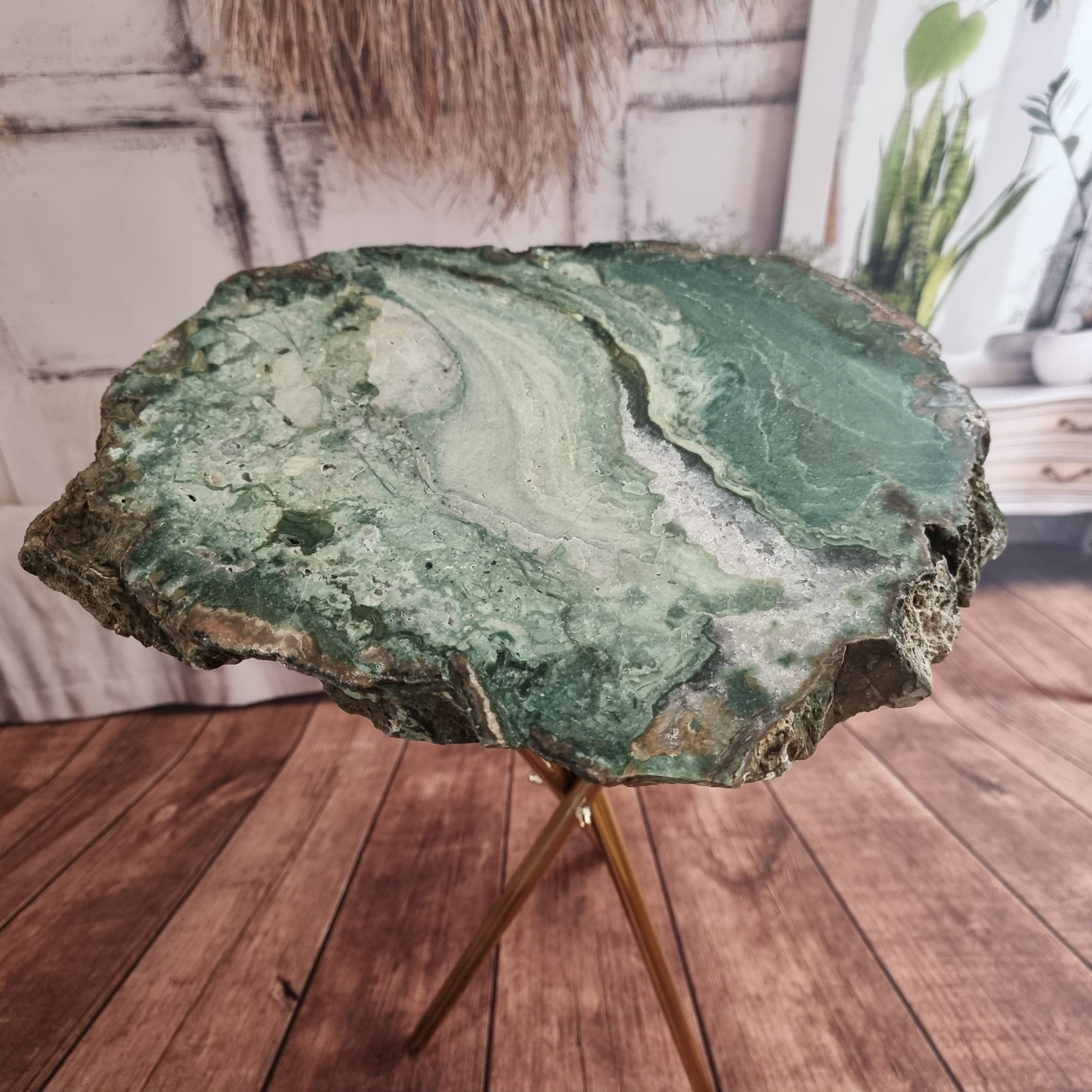 Mesa Lateral de Àgata Verde | Base Tripé Preta | Altura de 60 cm - Peça Artesanal BR Crystals