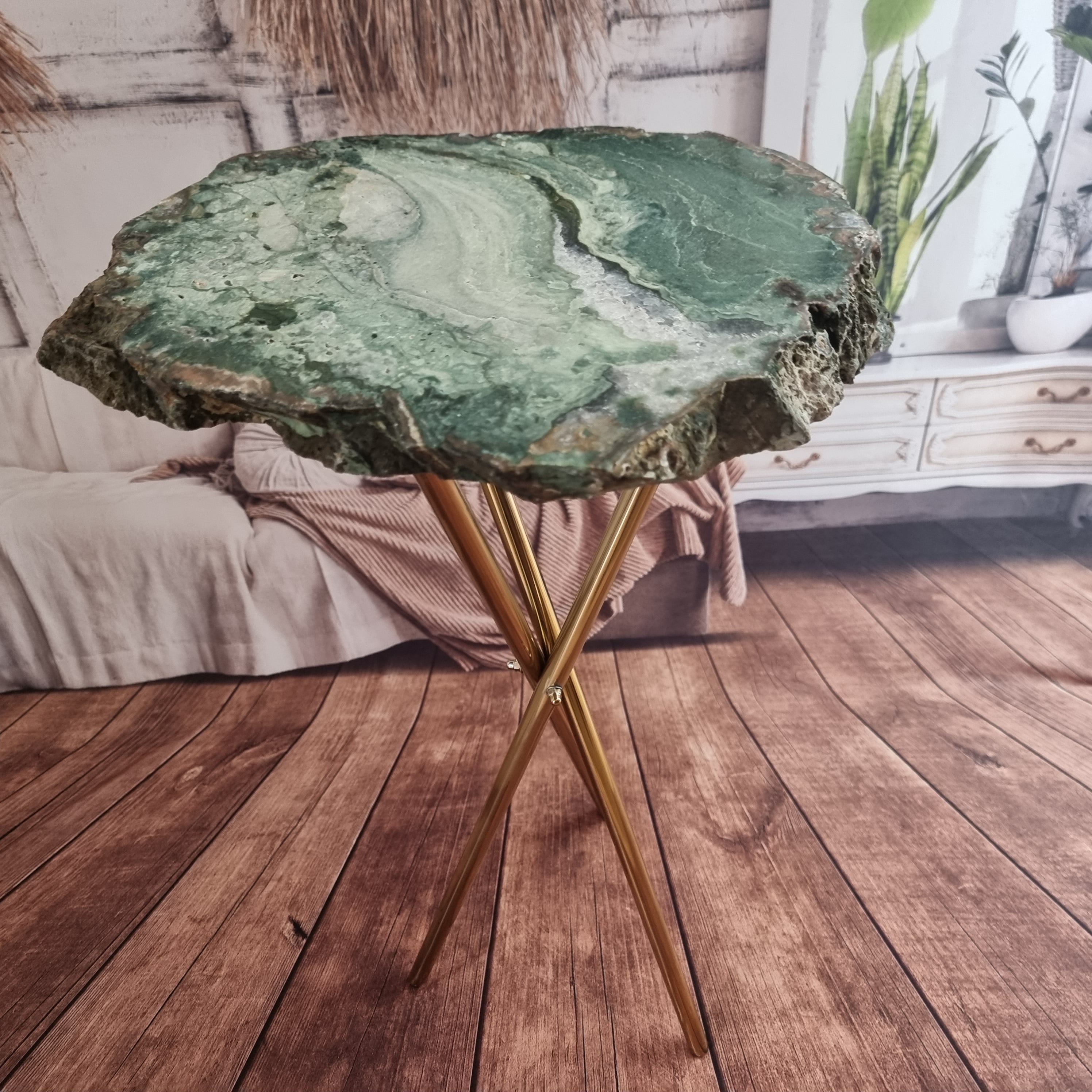 Mesa Lateral de Àgata Verde | Base Tripé Preta | Altura de 60 cm - Peça Artesanal BR Crystals