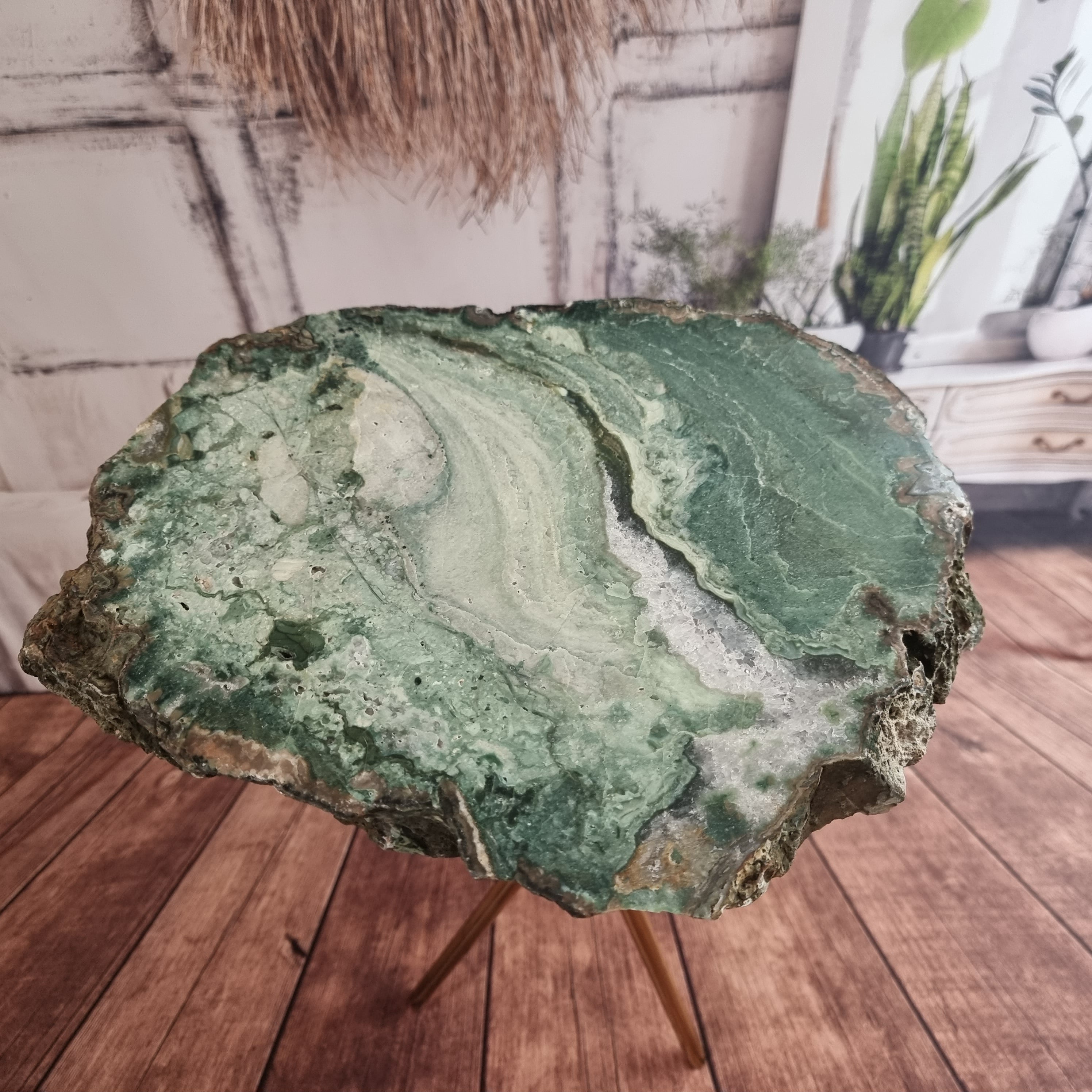 Mesa Lateral de Àgata Verde | Base Tripé Preta | Altura de 60 cm - Peça Artesanal BR Crystals