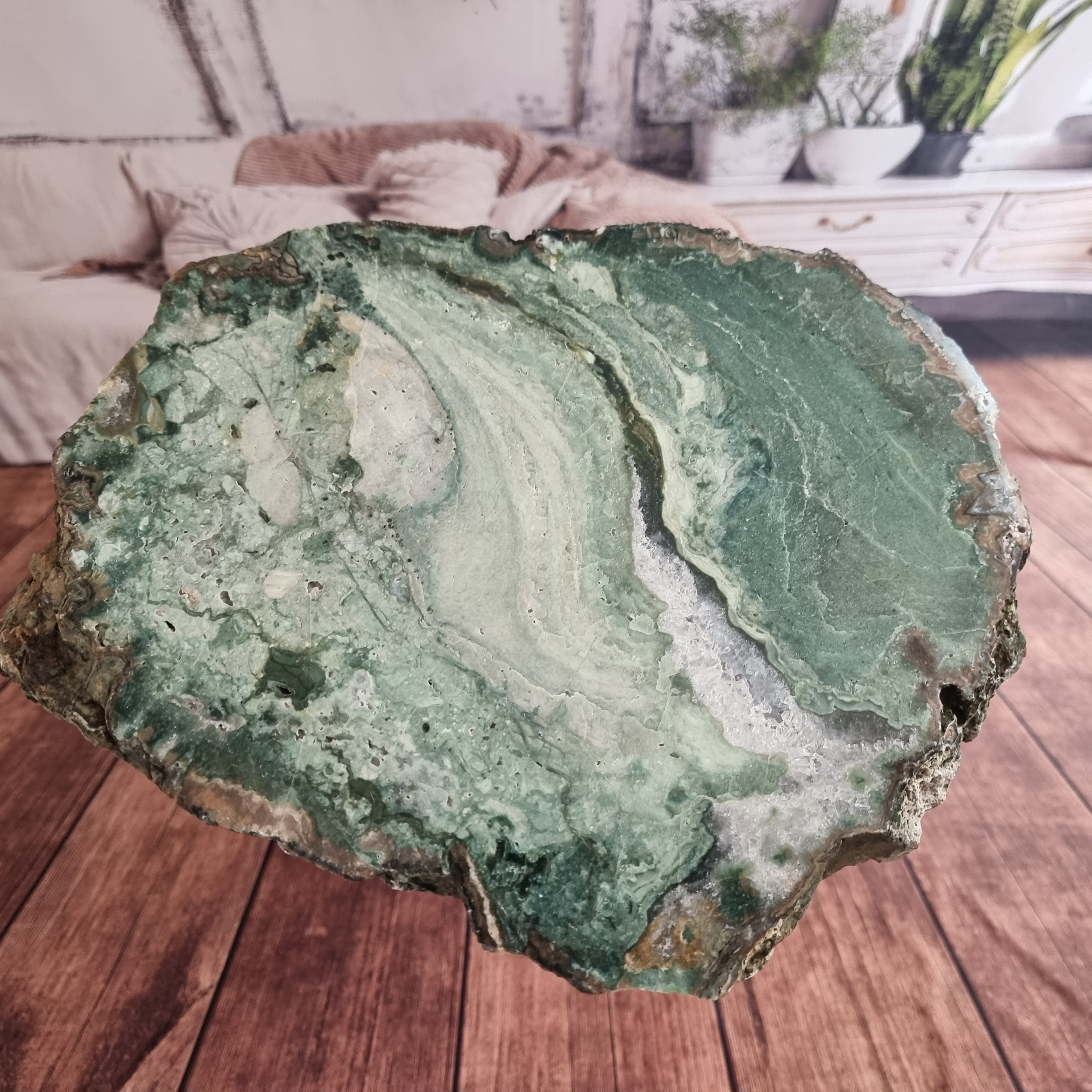 Mesa Lateral de Àgata Verde | Base Tripé Preta | Altura de 60 cm - Peça Artesanal BR Crystals