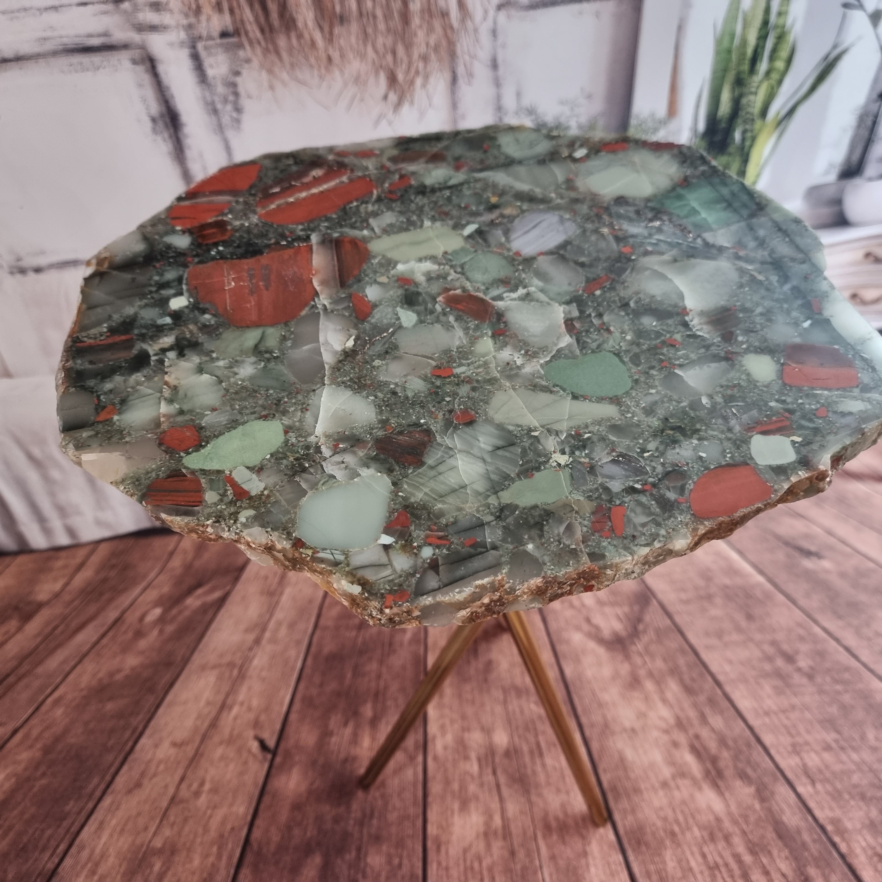 Mesa Lateral de Cristal Pedra do Sangue | Base Tripé Preta | Altura de 60 cm - Peça Artesanal BR Crystals