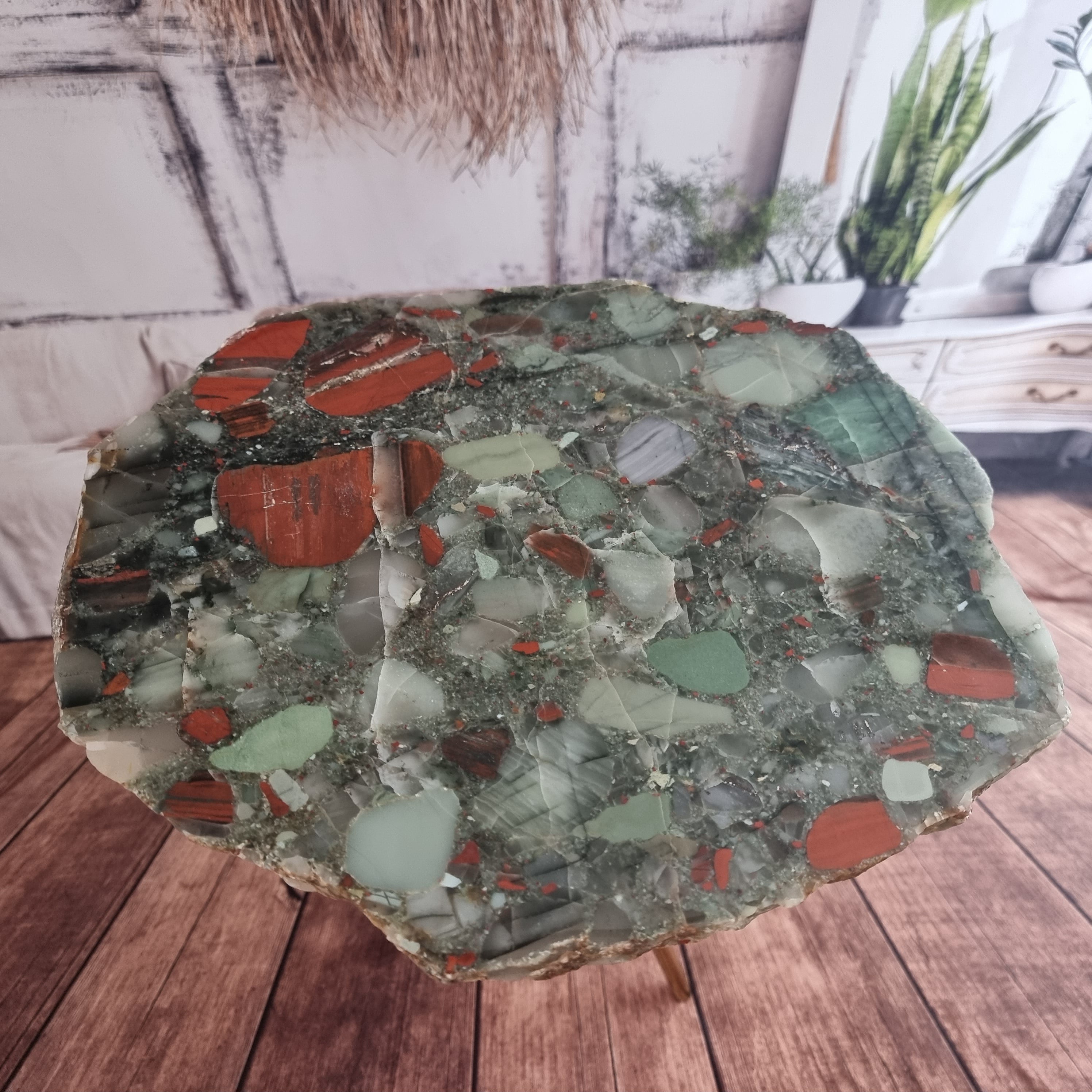 Mesa Lateral de Cristal Pedra do Sangue | Base Tripé Preta | Altura de 60 cm - Peça Artesanal BR Crystals