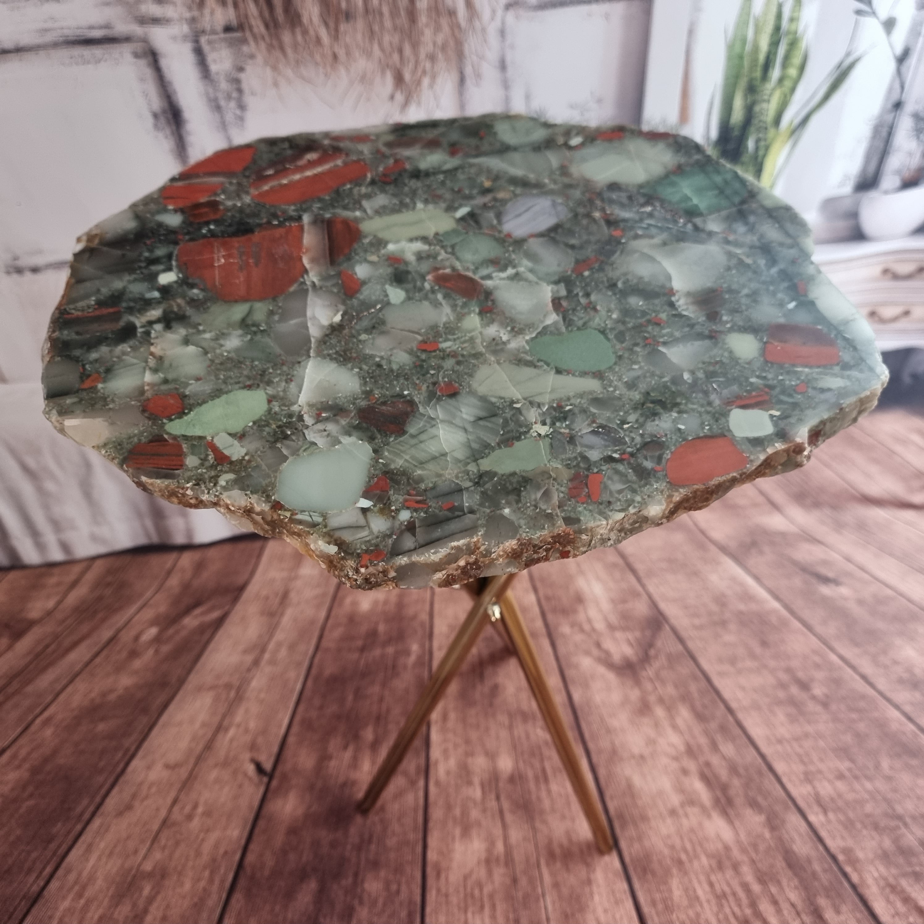 Mesa Lateral de Cristal Pedra do Sangue | Base Tripé Preta | Altura de 60 cm - Peça Artesanal BR Crystals