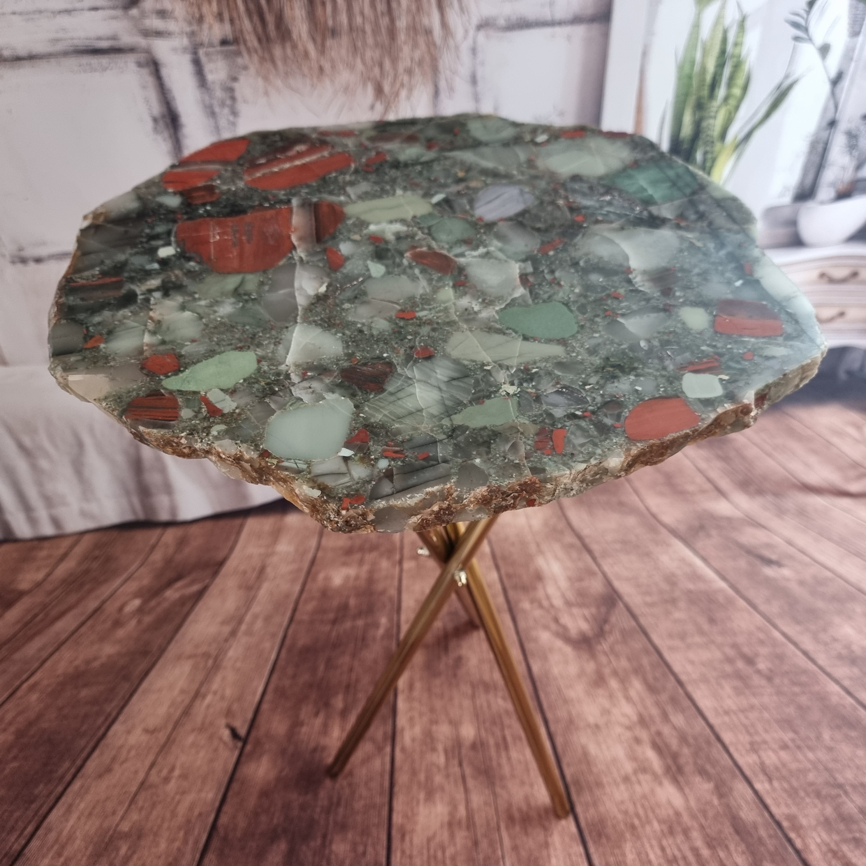 Mesa Lateral de Cristal Pedra do Sangue | Base Tripé Preta | Altura de 60 cm - Peça Artesanal BR Crystals