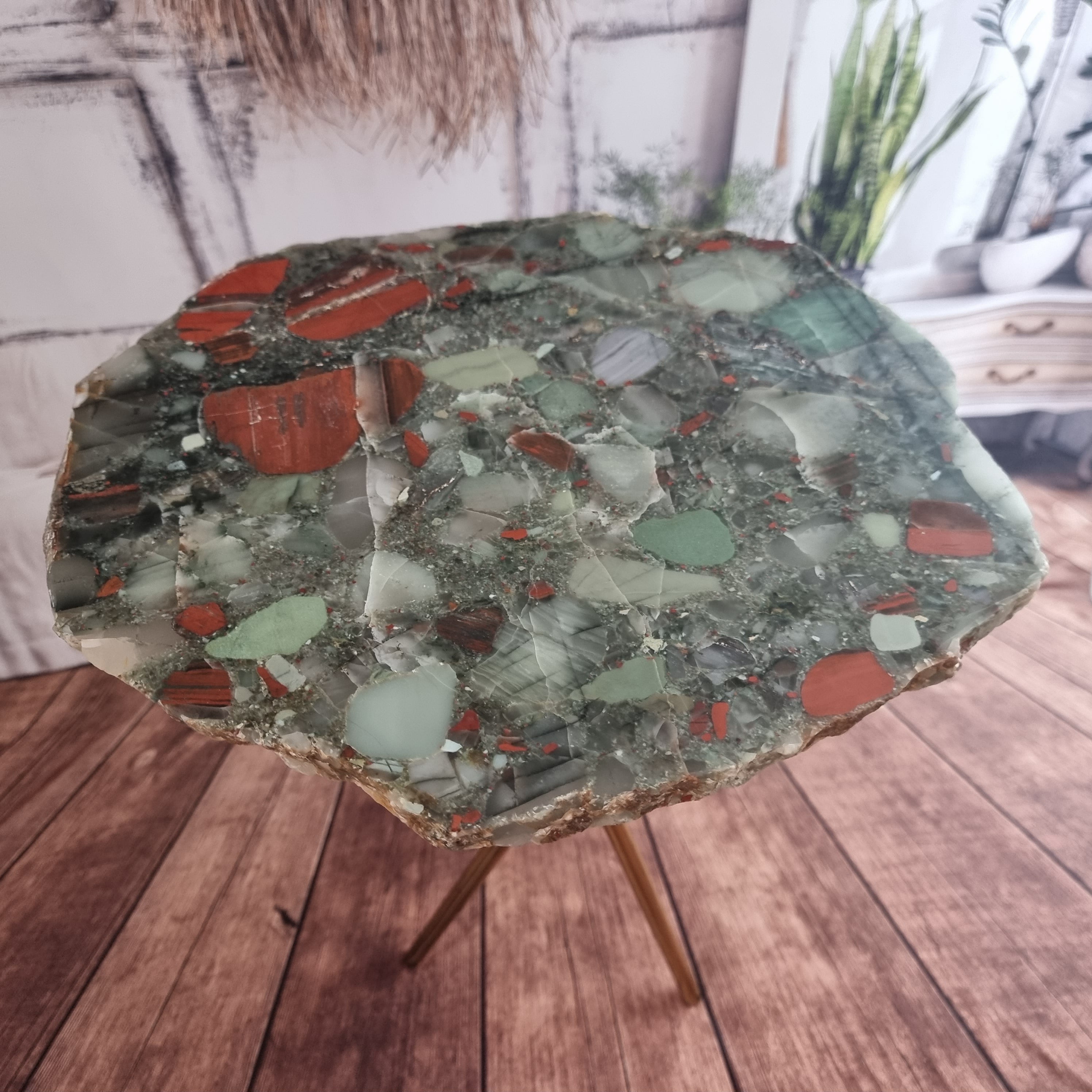 Mesa Lateral de Cristal Pedra do Sangue | Base Tripé Preta | Altura de 60 cm - Peça Artesanal BR Crystals