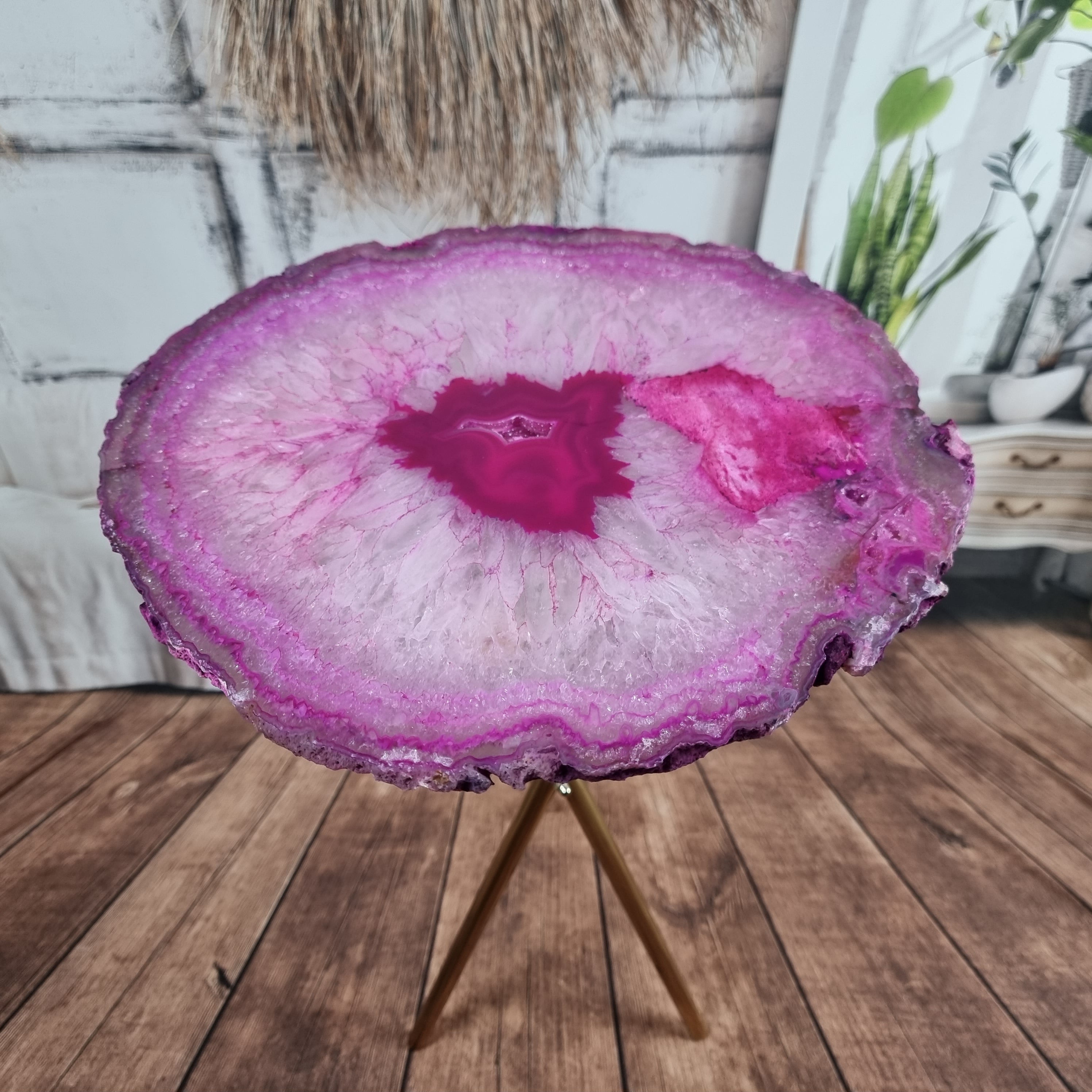 Mesa Lateral de Àgatas PINK FINAS| Base Tripé Latão Ouro | Altura de 60 cm - Peça Artesanal BR Crystals