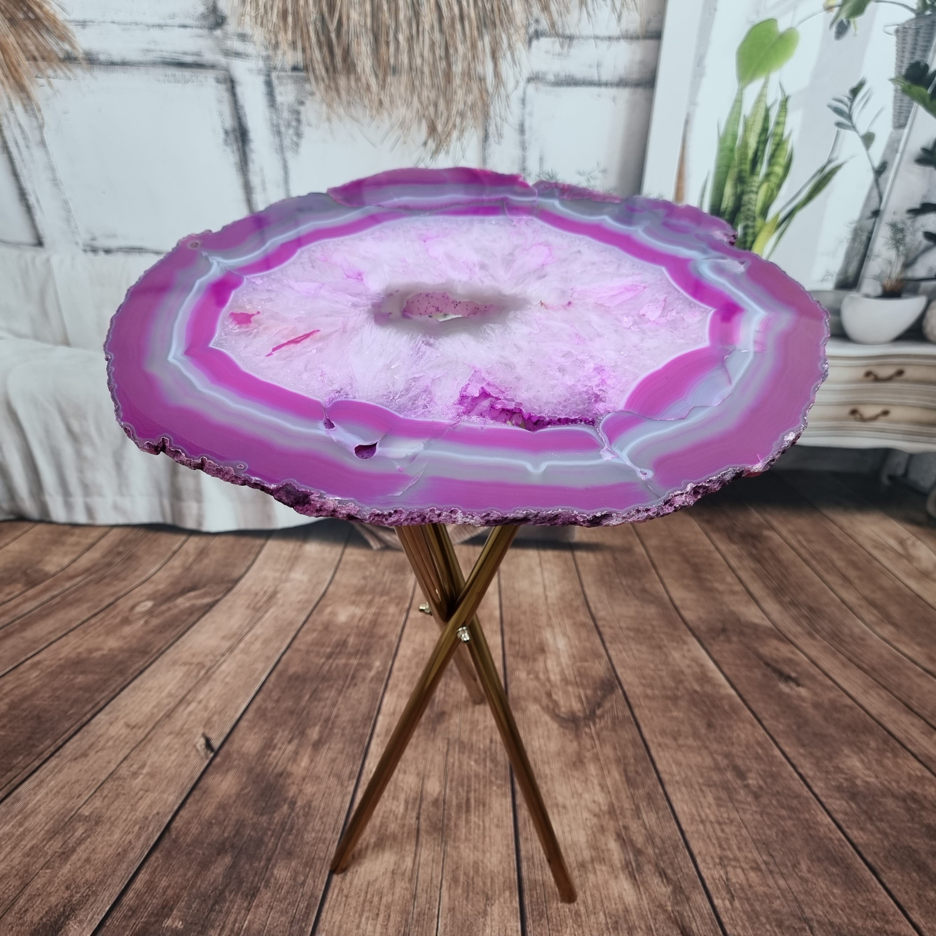 Mesa Lateral de Àgatas PINK FINAS| Base Tripé Latão Ouro | Altura de 60 cm - Peça Artesanal BR Crystals