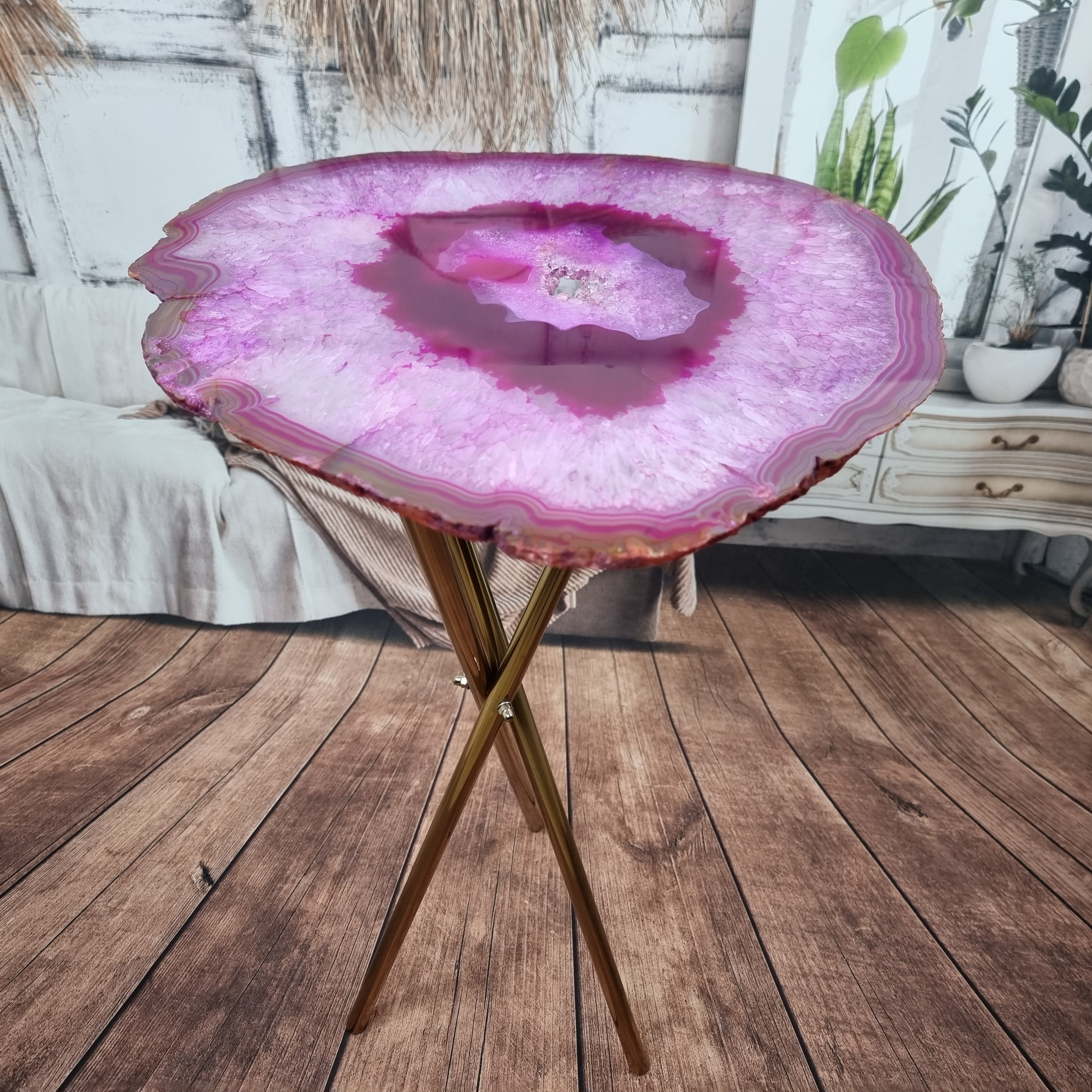 Mesa Lateral de Àgatas PINK FINAS| Base Tripé Latão Ouro | Altura de 60 cm - Peça Artesanal BR Crystals