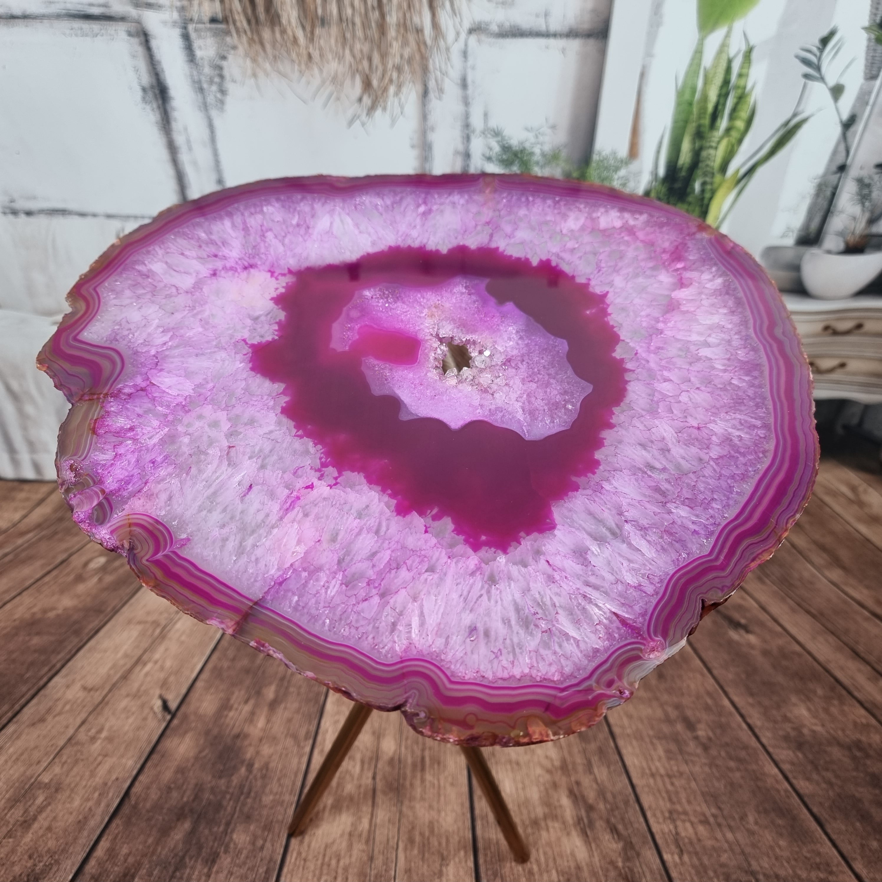 Mesa Lateral de Àgatas PINK FINAS| Base Tripé Latão Ouro | Altura de 60 cm - Peça Artesanal BR Crystals