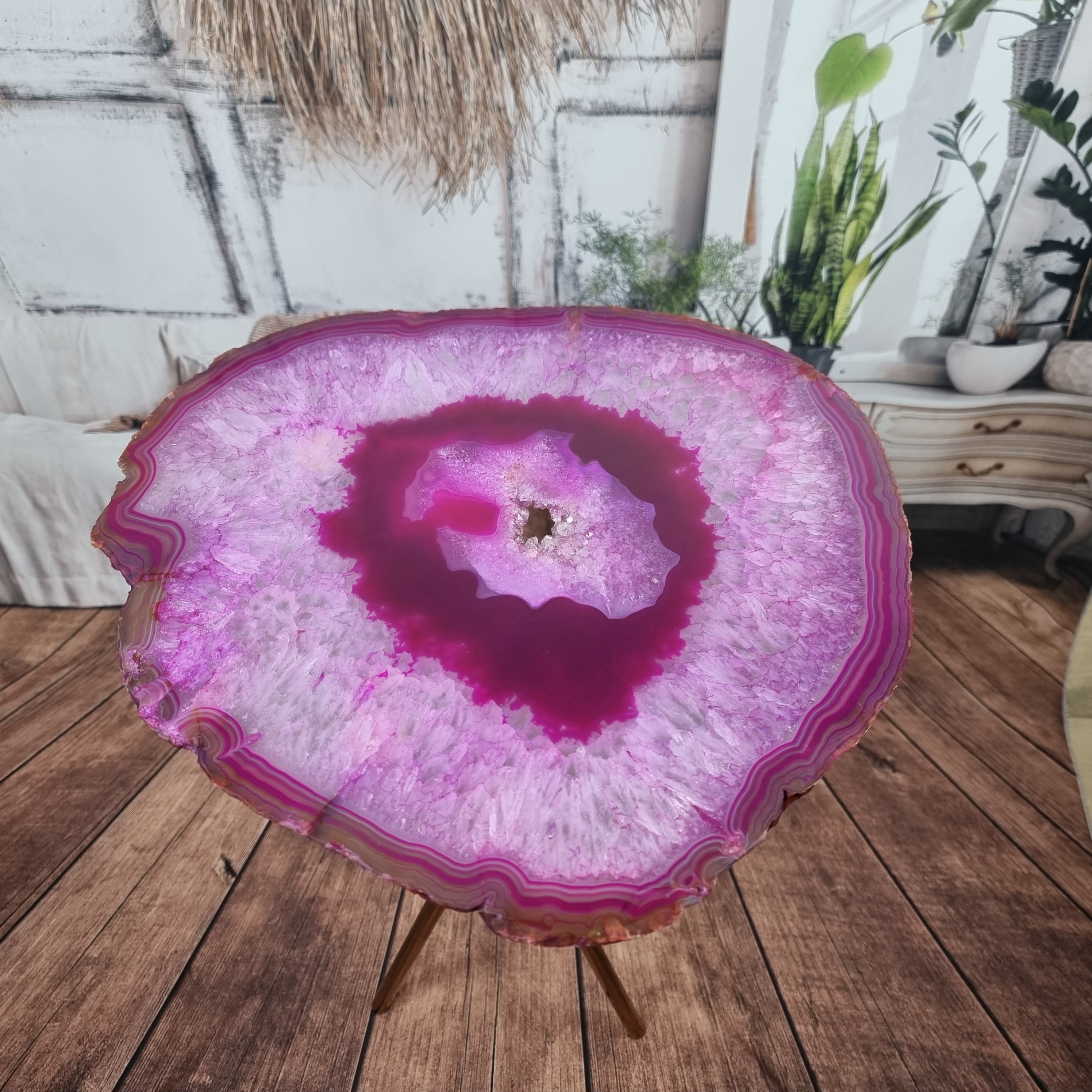 Mesa Lateral de Àgatas PINK FINAS| Base Tripé Latão Ouro | Altura de 60 cm - Peça Artesanal BR Crystals