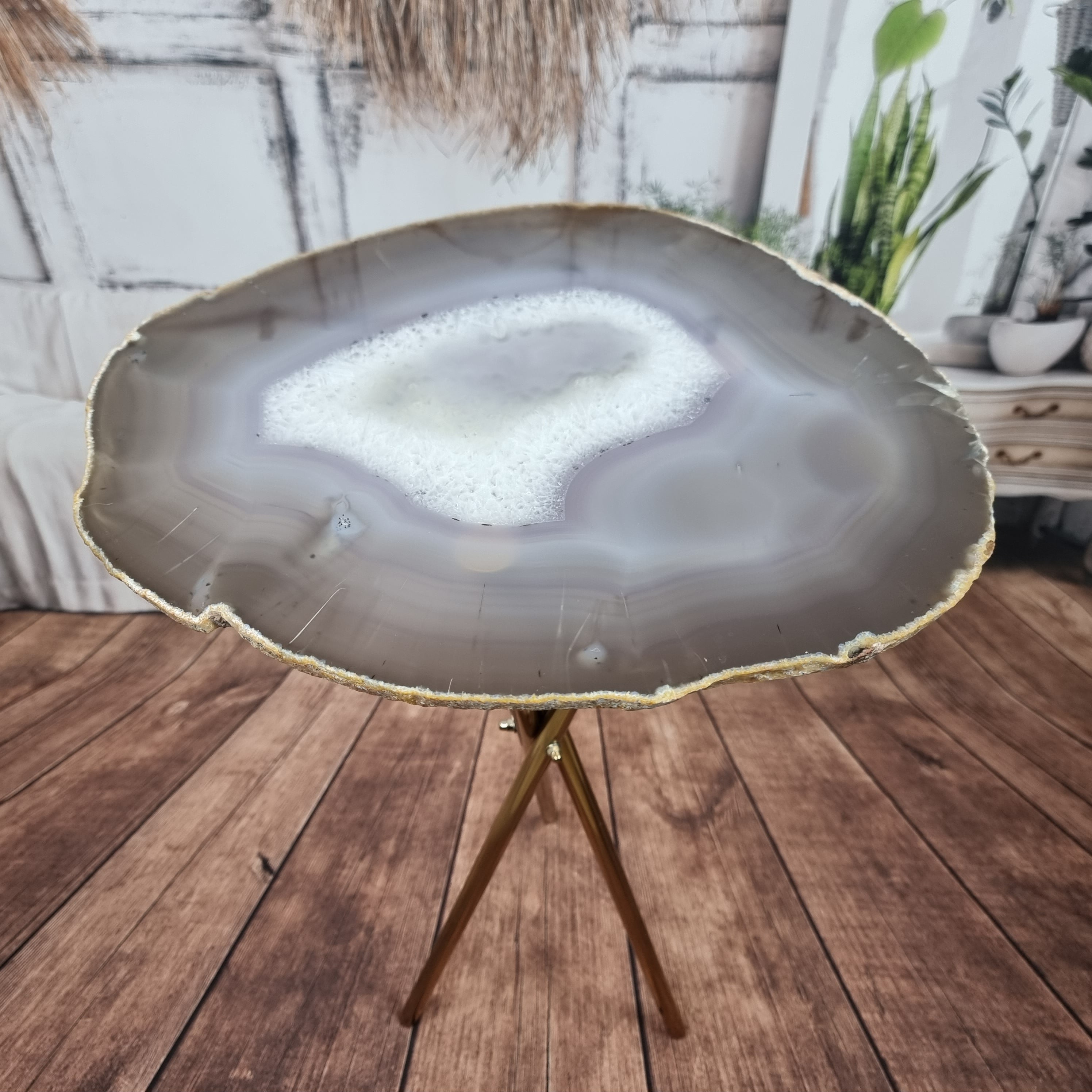 Mesa Lateral de Àgatas Chapas FINAS| Base Tripé Latão Ouro | Altura de 60 cm - Peça Artesanal BR Crystals