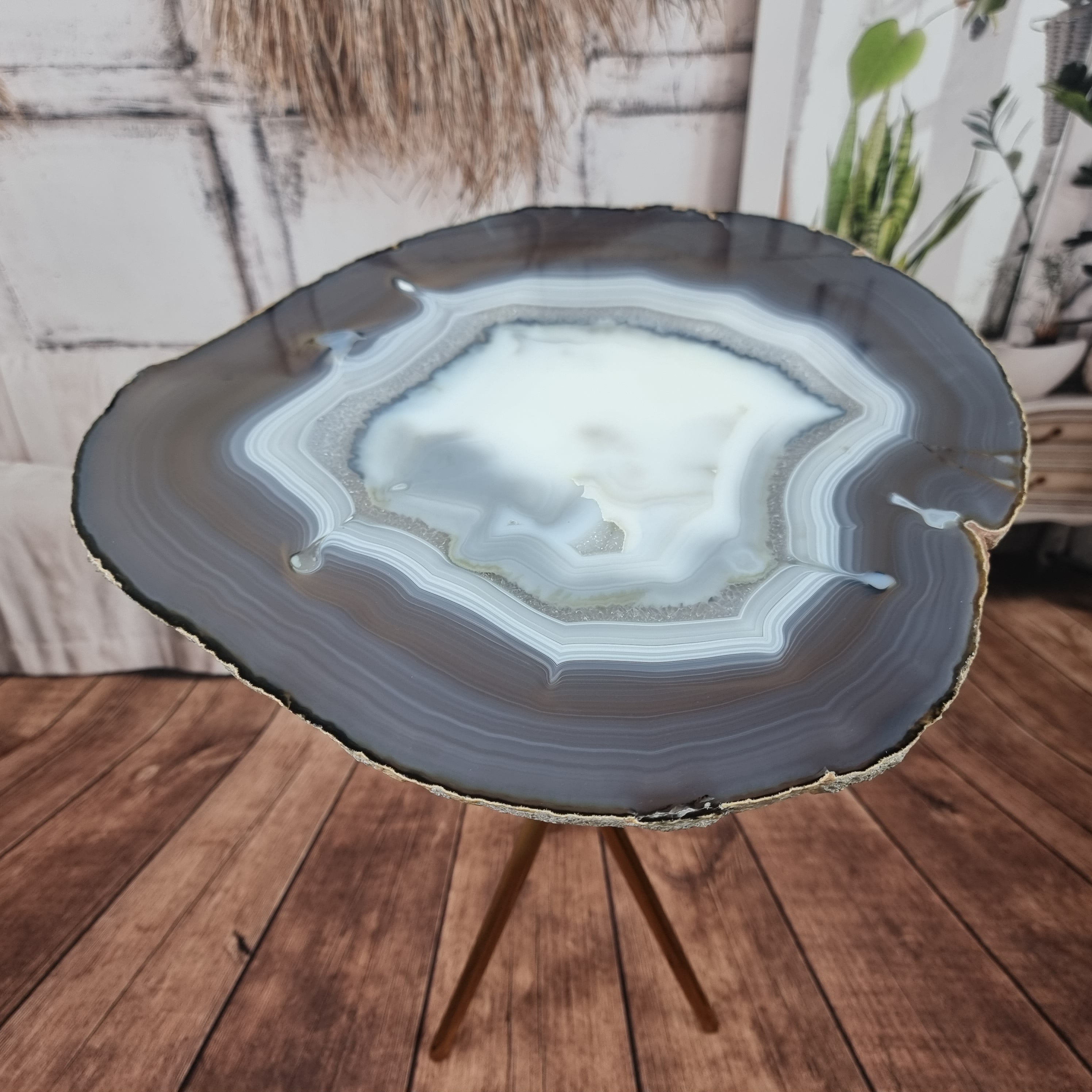 Mesa Lateral de Àgatas Chapas FINAS| Base Tripé Latão Ouro | Altura de 60 cm - Peça Artesanal BR Crystals