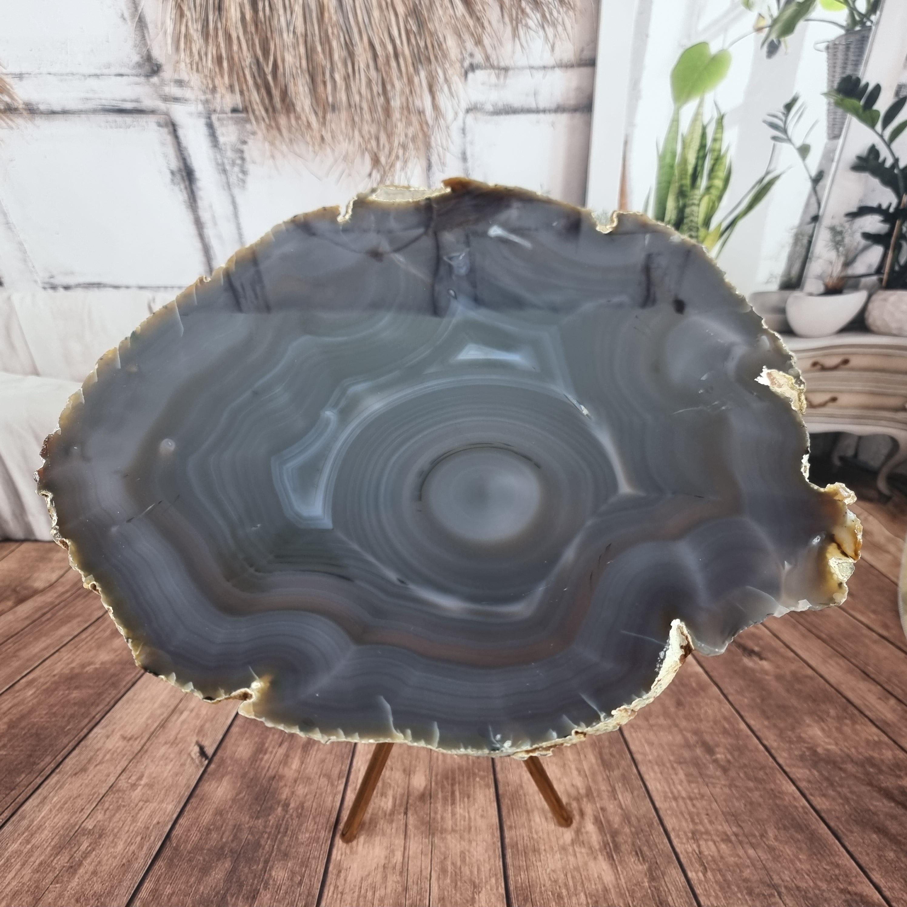 Mesa Lateral de Àgatas Chapas FINAS| Base Tripé Latão Ouro | Altura de 60 cm - Peça Artesanal BR Crystals