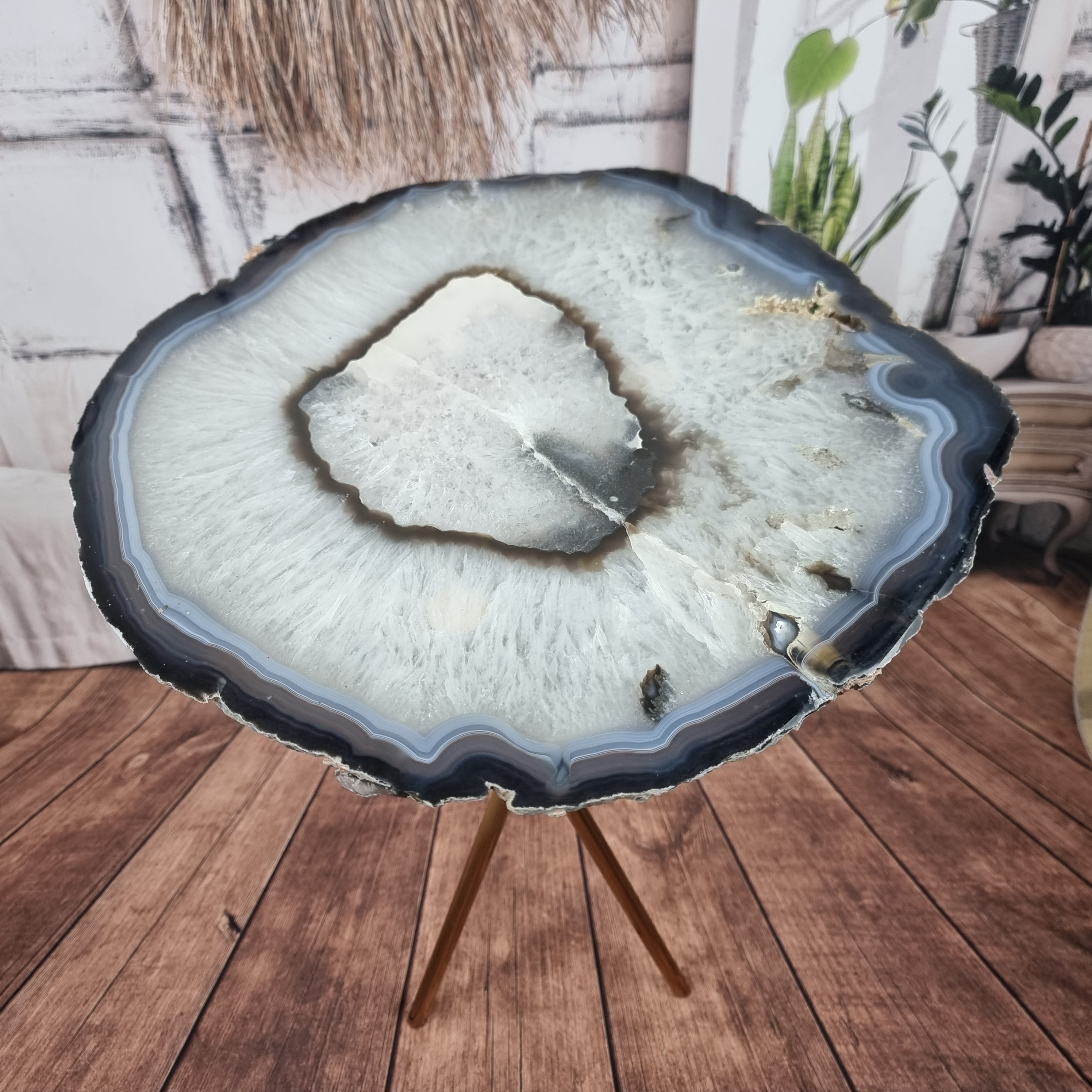 Mesa Lateral de Àgatas Chapas FINAS| Base Tripé Latão Ouro | Altura de 60 cm - Peça Artesanal BR Crystals