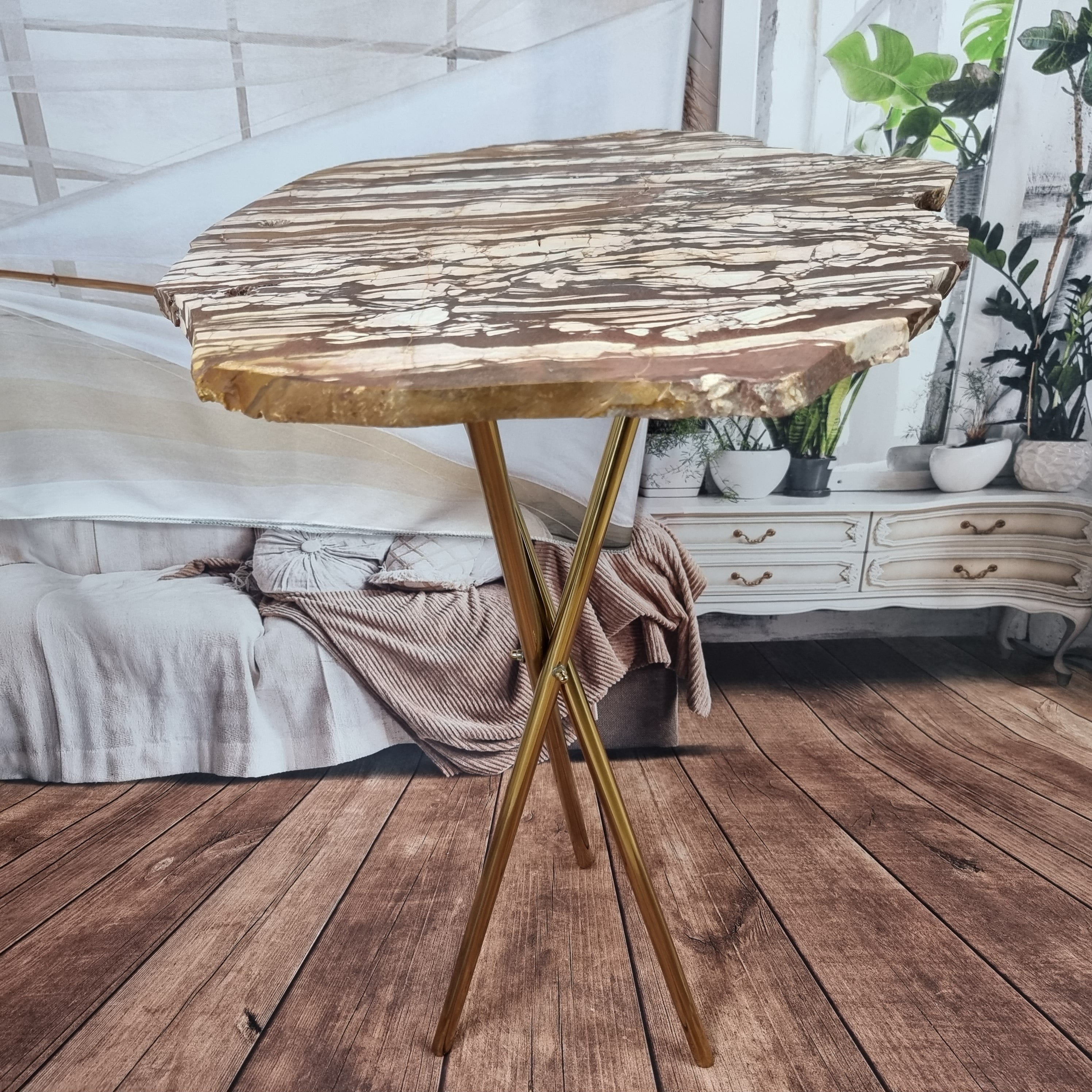 Mesa Lateral de JASPE RAJADO| Base Tripé Latão Ouro | Altura de 60 cm - Peça Artesanal BR Crystals