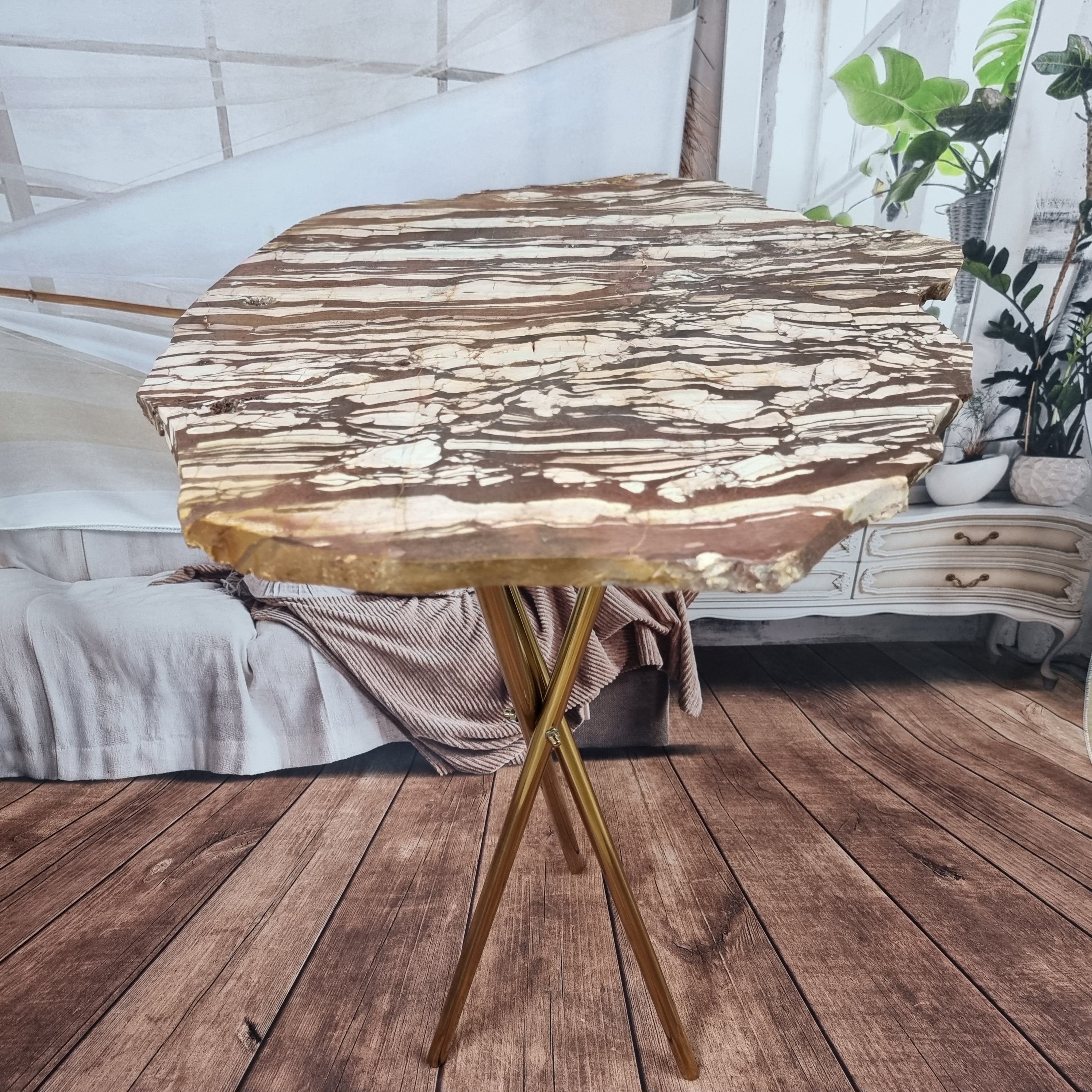 Mesa Lateral de JASPE RAJADO| Base Tripé Latão Ouro | Altura de 60 cm - Peça Artesanal BR Crystals