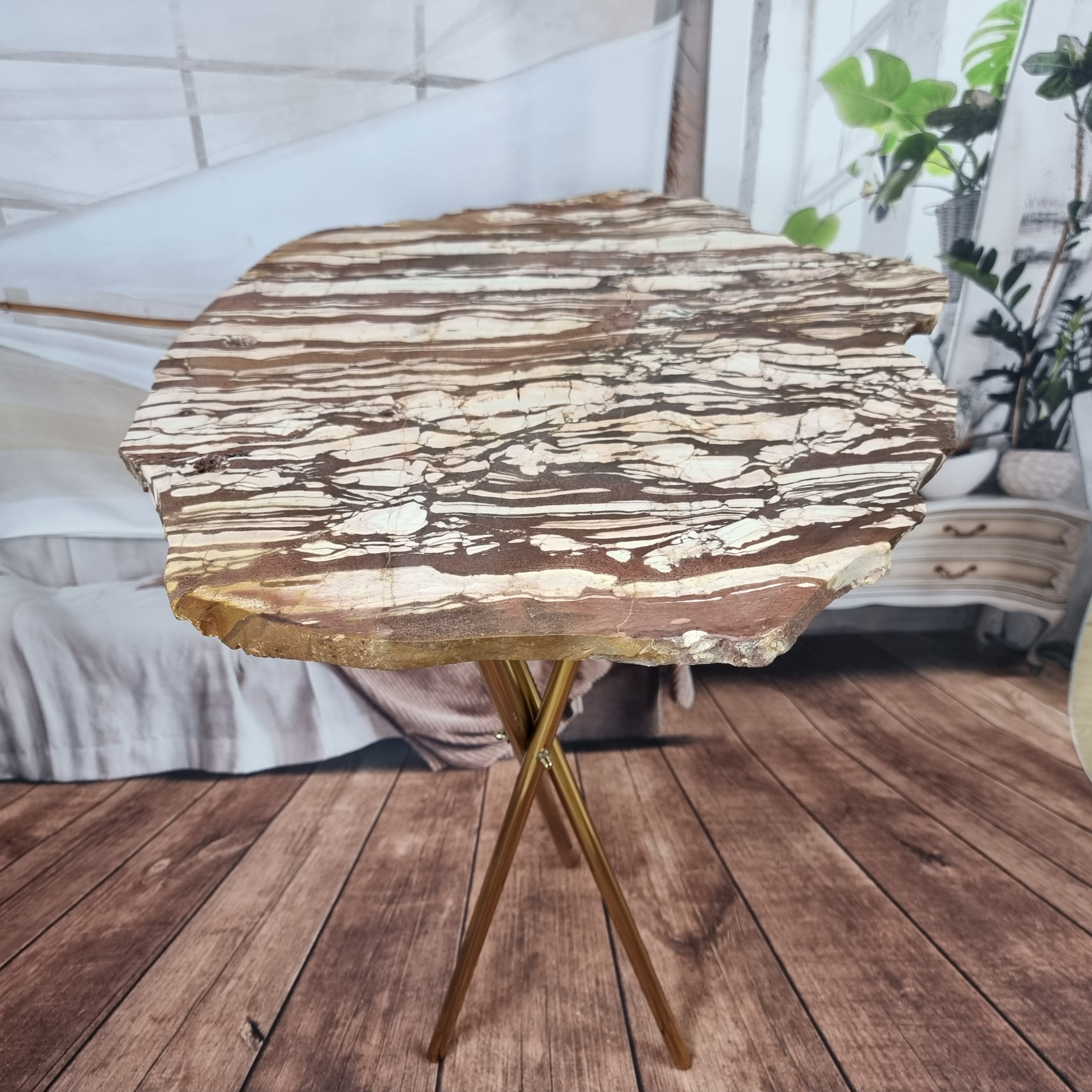 Mesa Lateral de JASPE RAJADO| Base Tripé Latão Ouro | Altura de 60 cm - Peça Artesanal BR Crystals