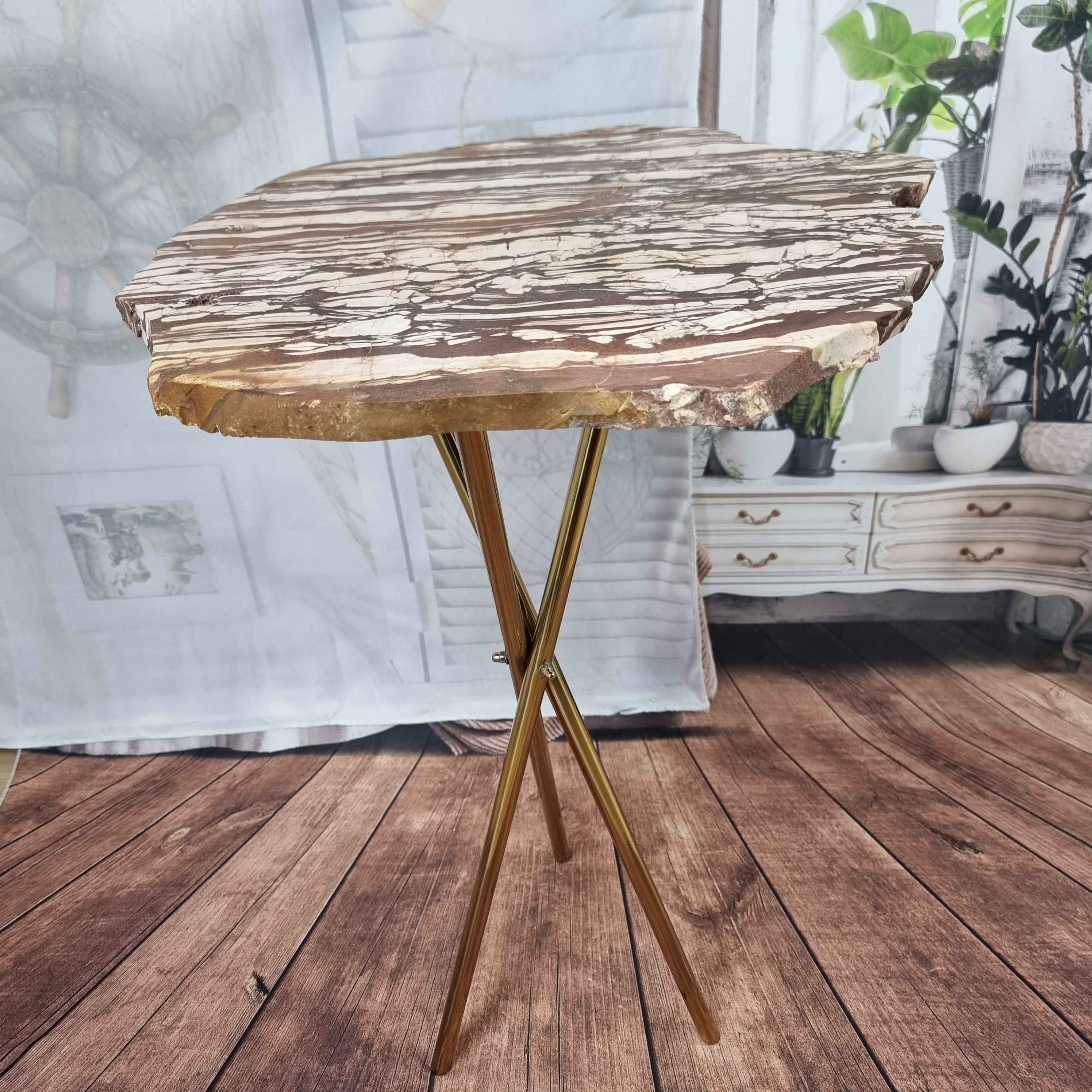 Mesa Lateral de JASPE RAJADO| Base Tripé Latão Ouro | Altura de 60 cm - Peça Artesanal BR Crystals