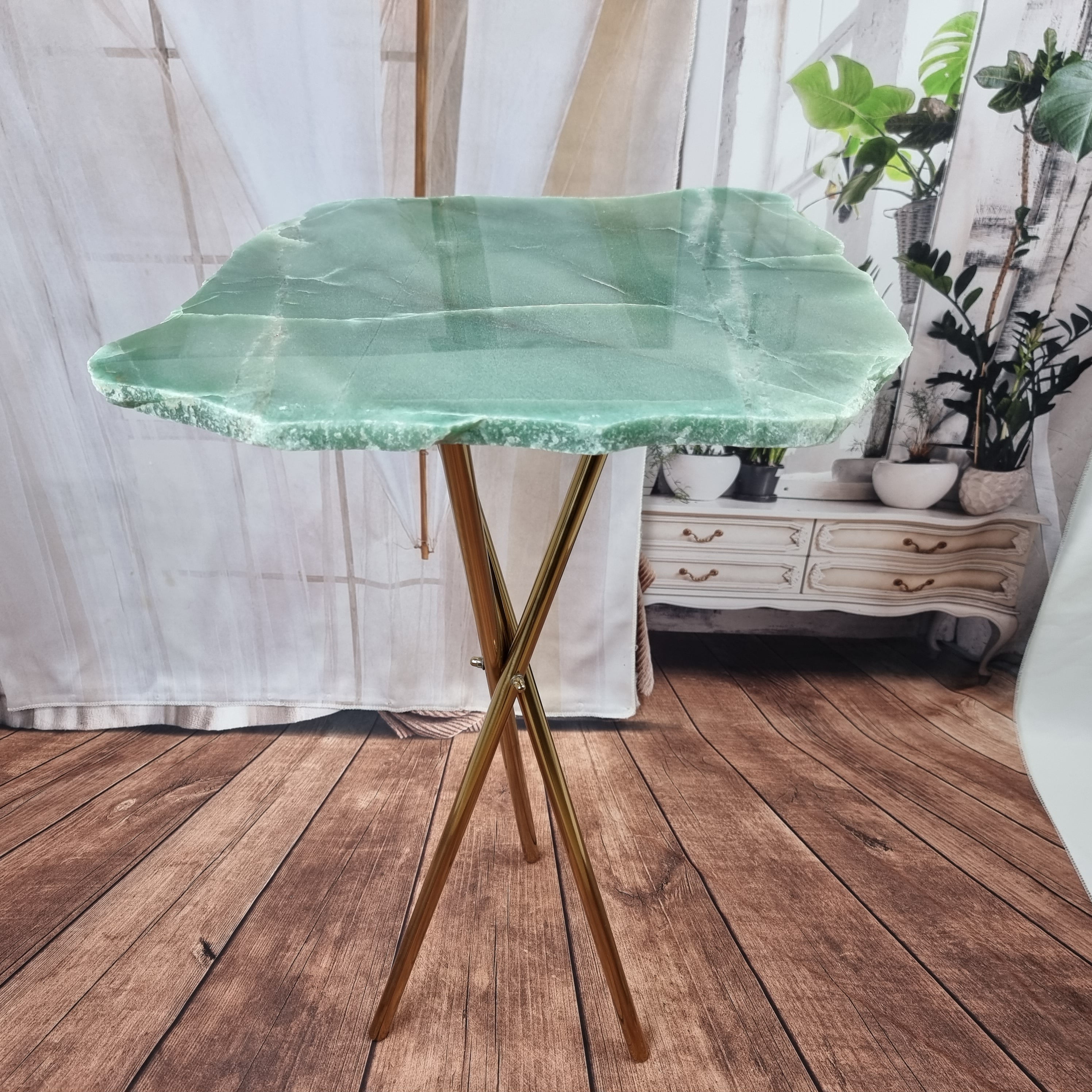 Mesa Lateral de QUARTZO VERDE Sem Banho | Base Tripé Latão Ouro | Altura de 60 cm - Peça Artesanal BR Crystals