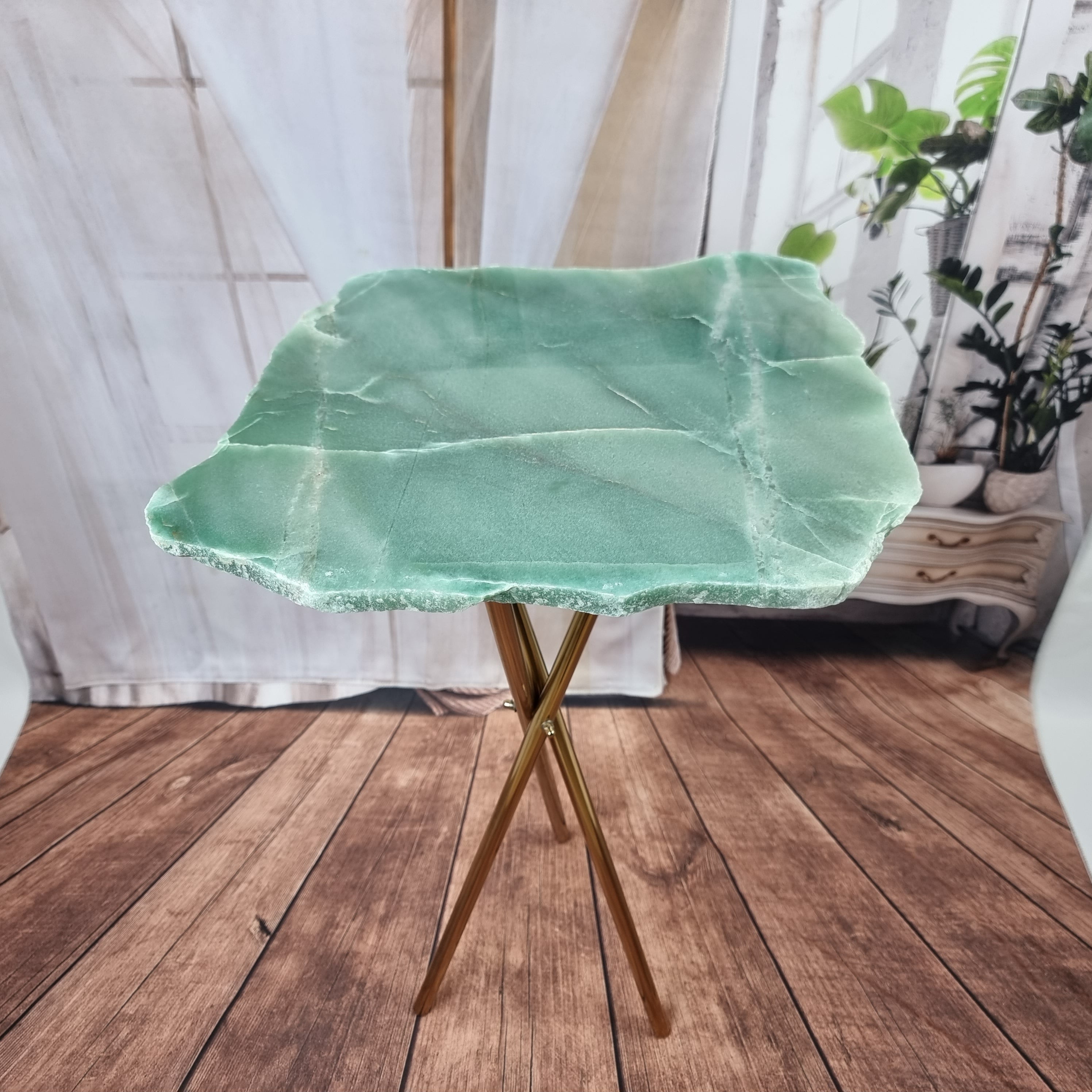 Mesa Lateral de QUARTZO VERDE Sem Banho | Base Tripé Latão Ouro | Altura de 60 cm - Peça Artesanal BR Crystals