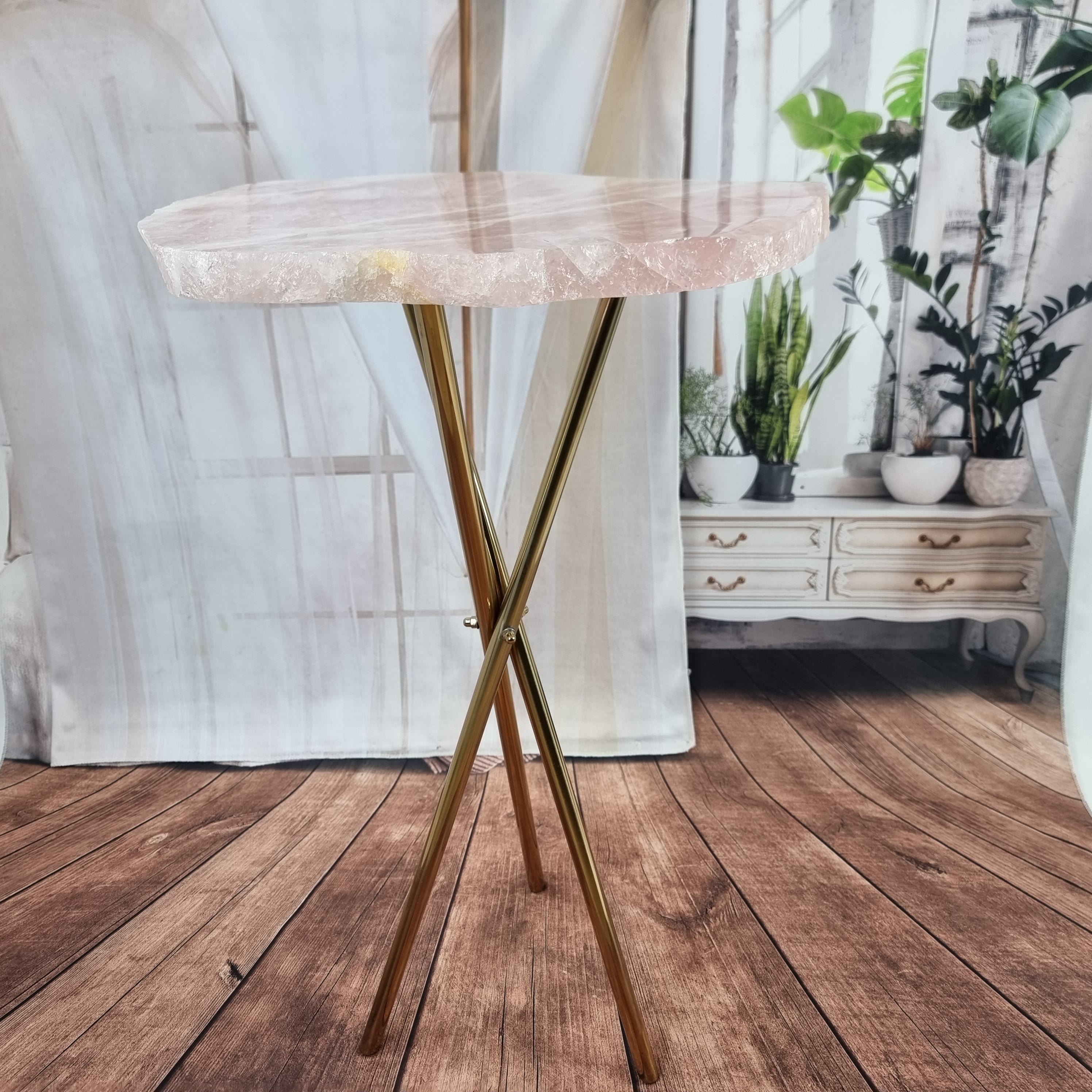 Mesa Lateral de QUARTZO ROSA sem Banho | Base Tripé Preta | Altura de 60 cm - Peça Artesanal BR Crystals