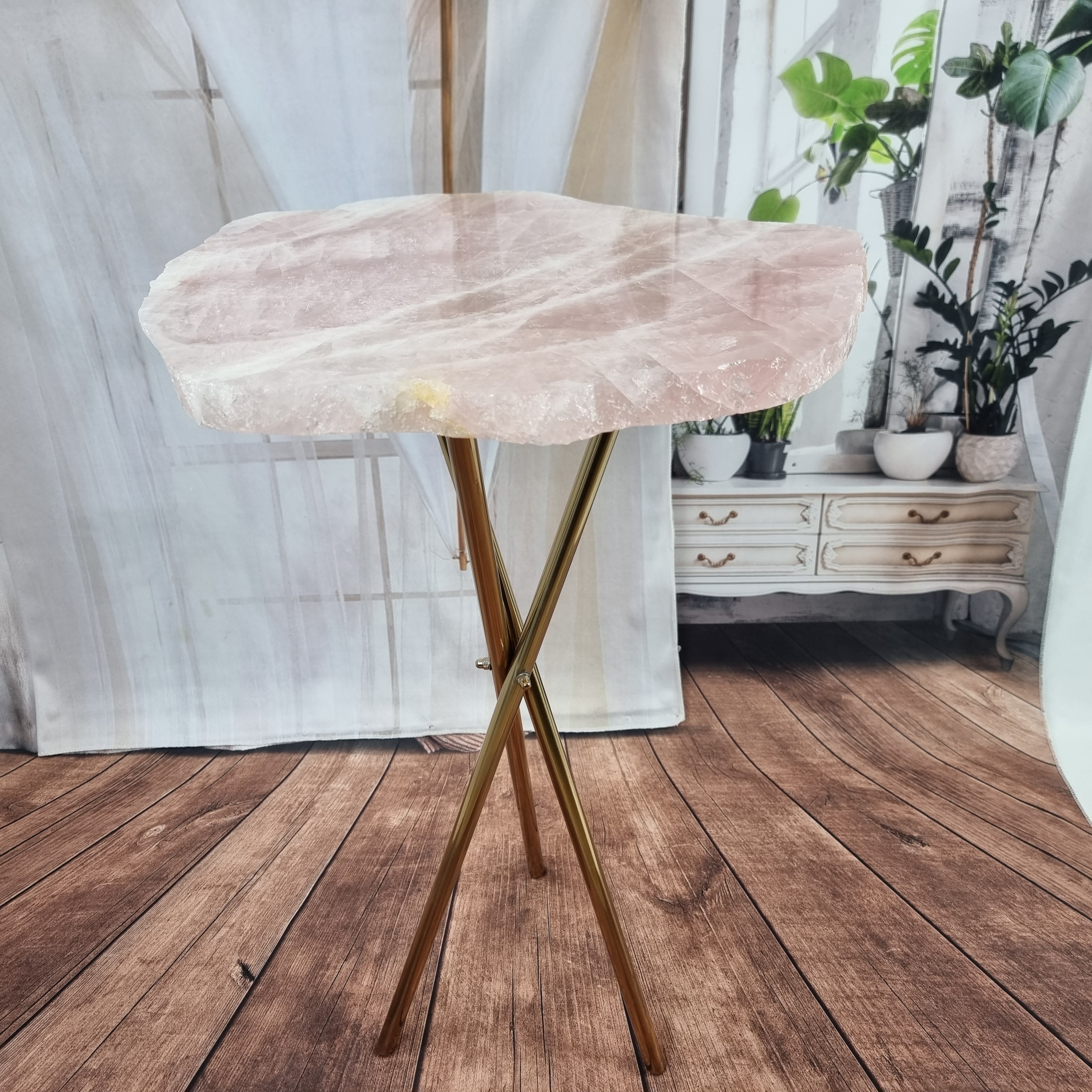 Mesa Lateral de QUARTZO ROSA sem Banho | Base Tripé Preta | Altura de 60 cm - Peça Artesanal BR Crystals