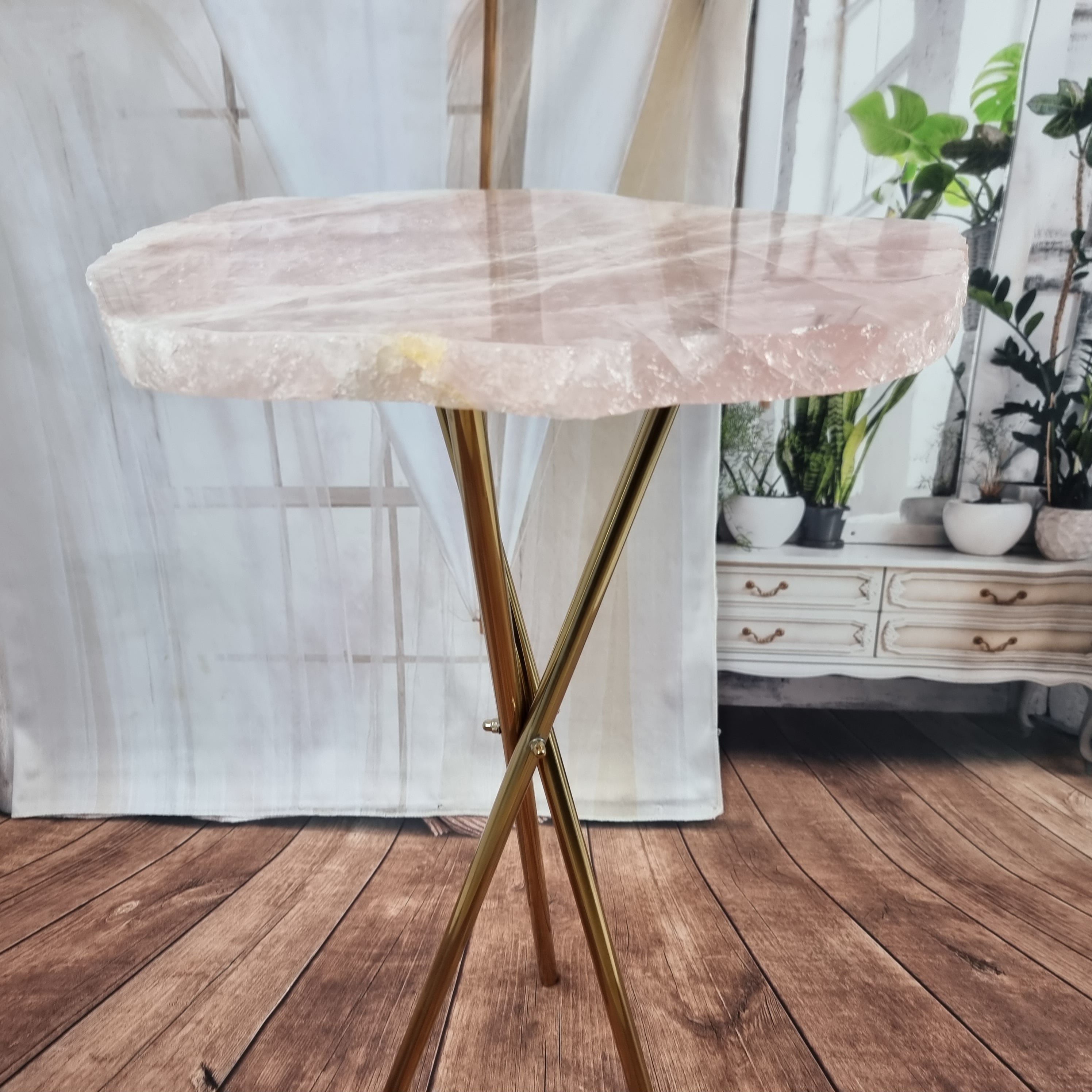 Mesa Lateral de QUARTZO ROSA sem Banho | Base Tripé Preta | Altura de 60 cm - Peça Artesanal BR Crystals