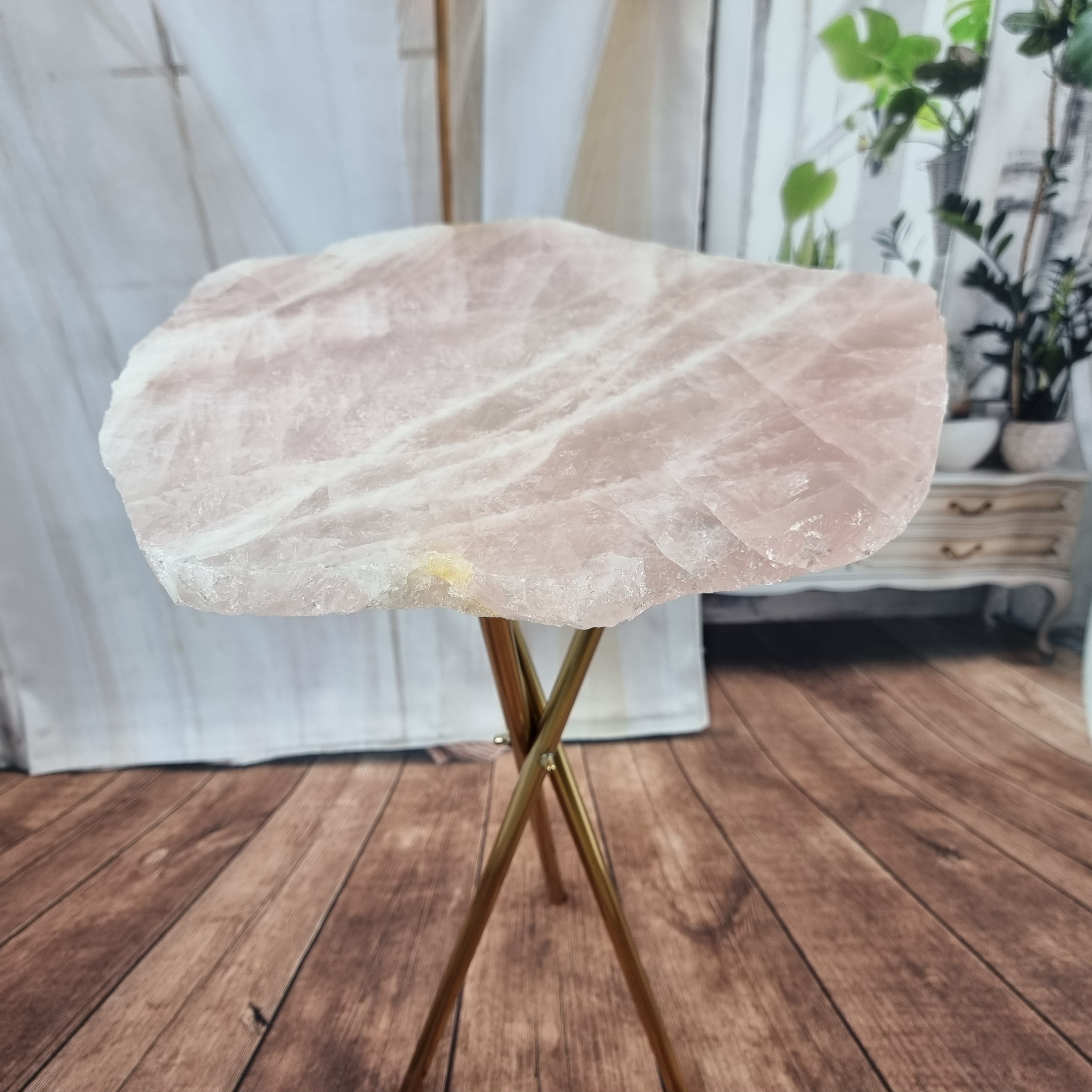 Mesa Lateral de QUARTZO ROSA sem Banho | Base Tripé Preta | Altura de 60 cm - Peça Artesanal BR Crystals