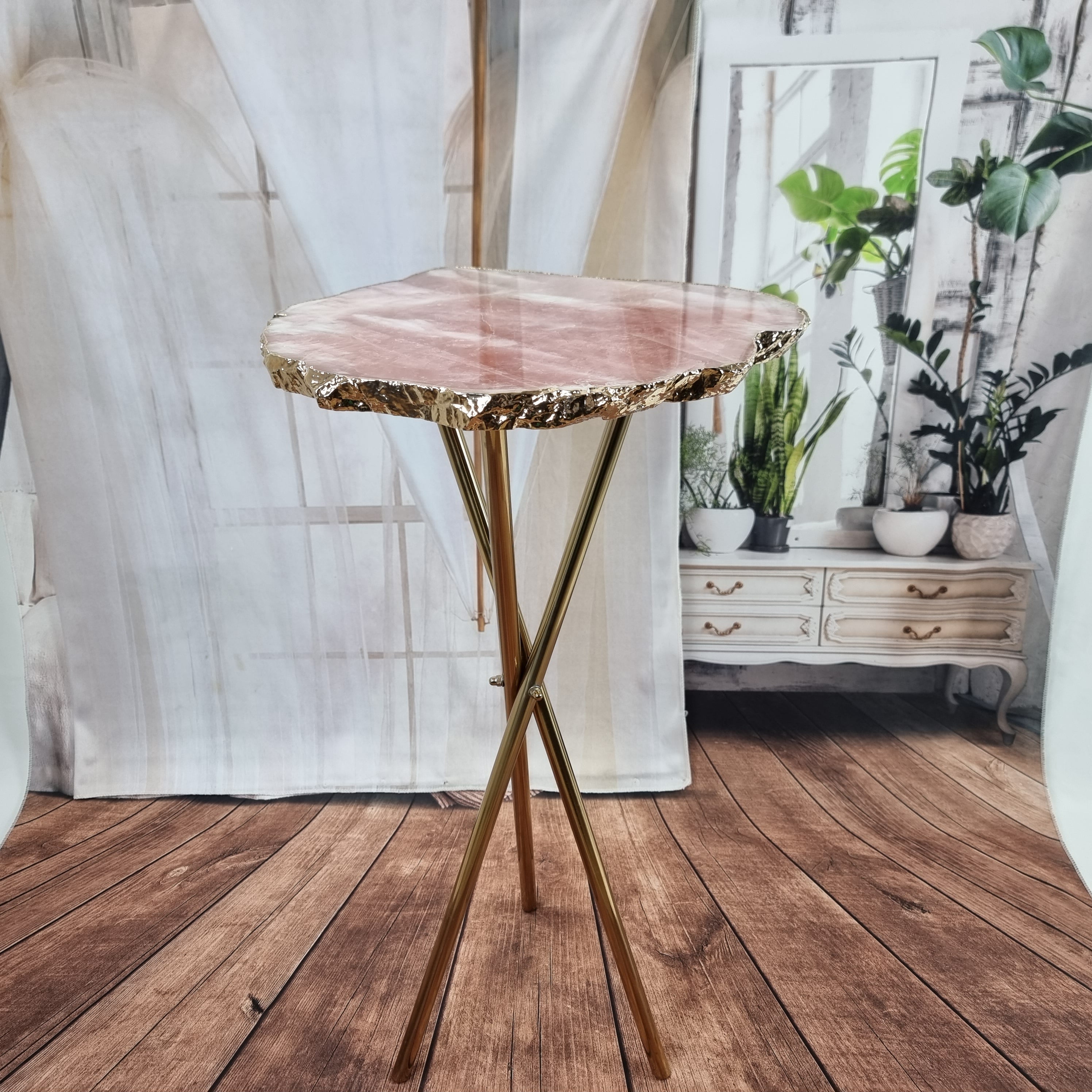 Mesa Lateral de QUARTZO ROSA | Base Tripé de Latão Ouro | Altura de 60 cm - Peça Artesanal BR Crystals