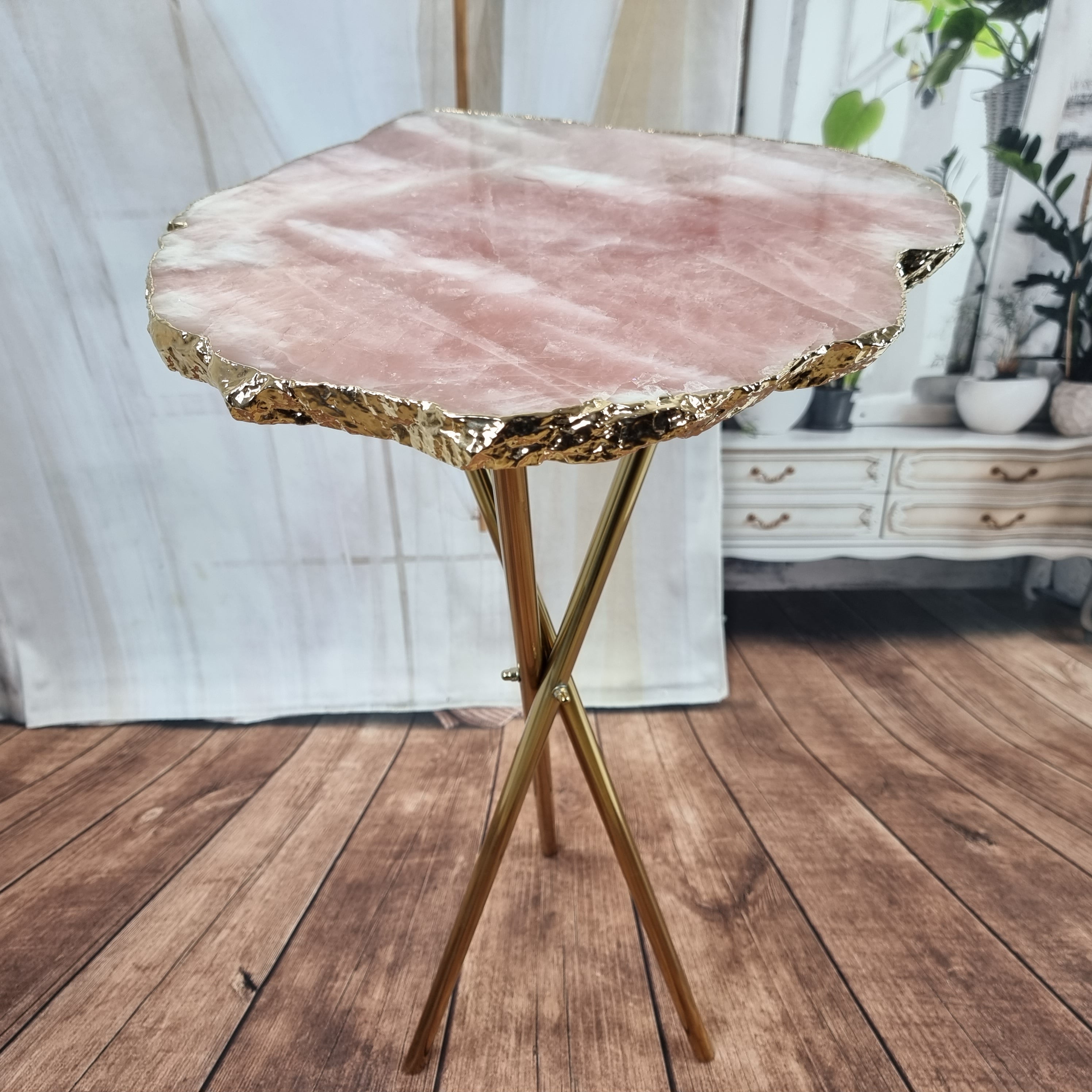 Mesa Lateral de QUARTZO ROSA | Base Tripé de Latão Ouro | Altura de 60 cm - Peça Artesanal BR Crystals