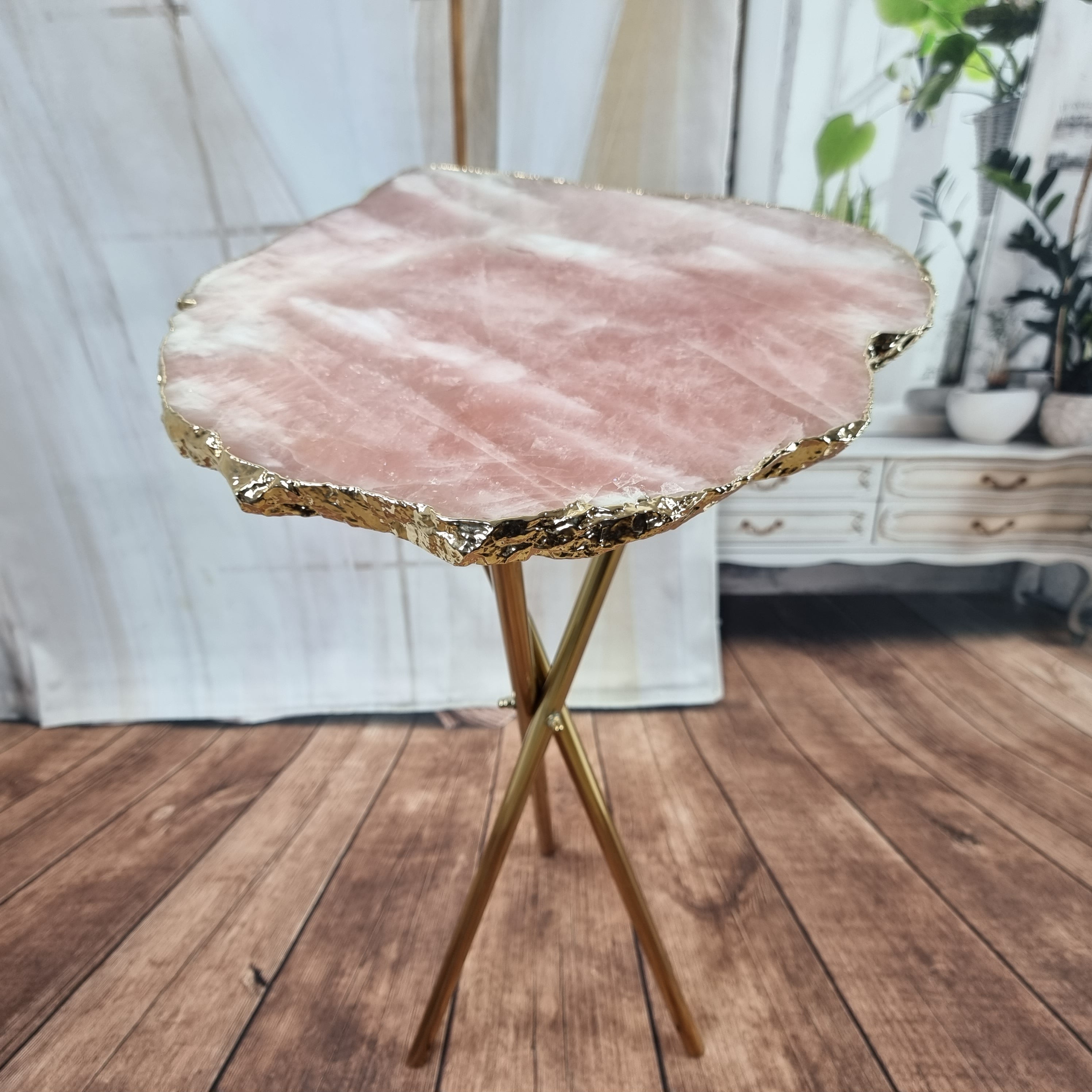 Mesa Lateral de QUARTZO ROSA | Base Tripé de Latão Ouro | Altura de 60 cm - Peça Artesanal BR Crystals