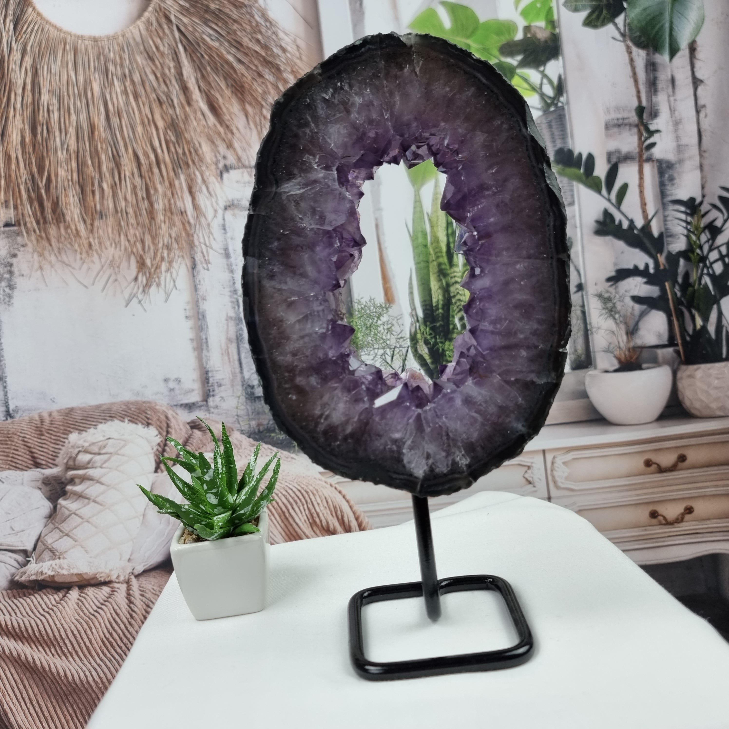 Argola de Ametista com Cristais Special | Base de Ferro Preta | Peso 1,65 kgs, Altura 27 cm | Energia, Beleza e Sofisticação