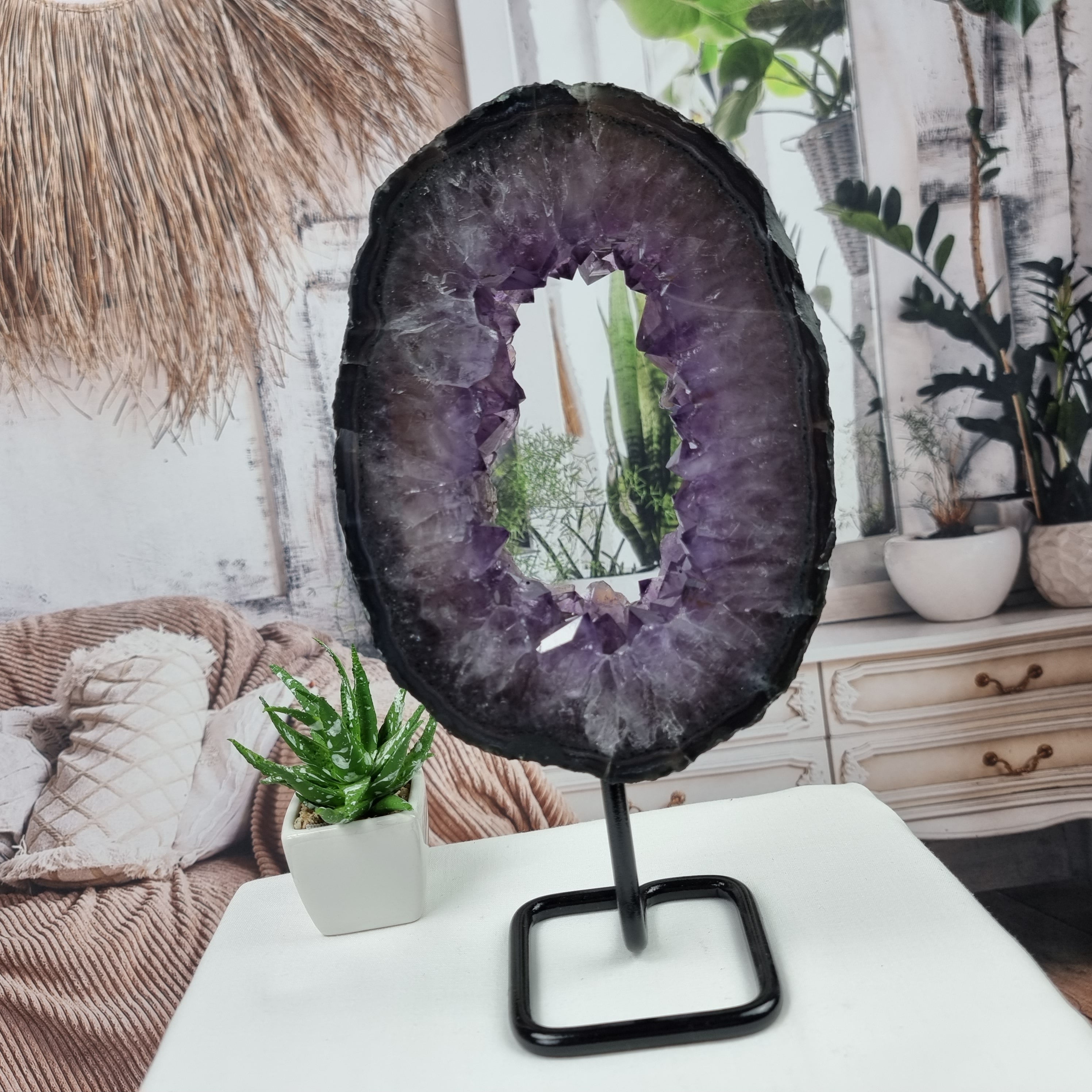 Argola de Ametista com Cristais Special | Base de Ferro Preta | Peso 1,65 kgs, Altura 27 cm | Energia, Beleza e Sofisticação