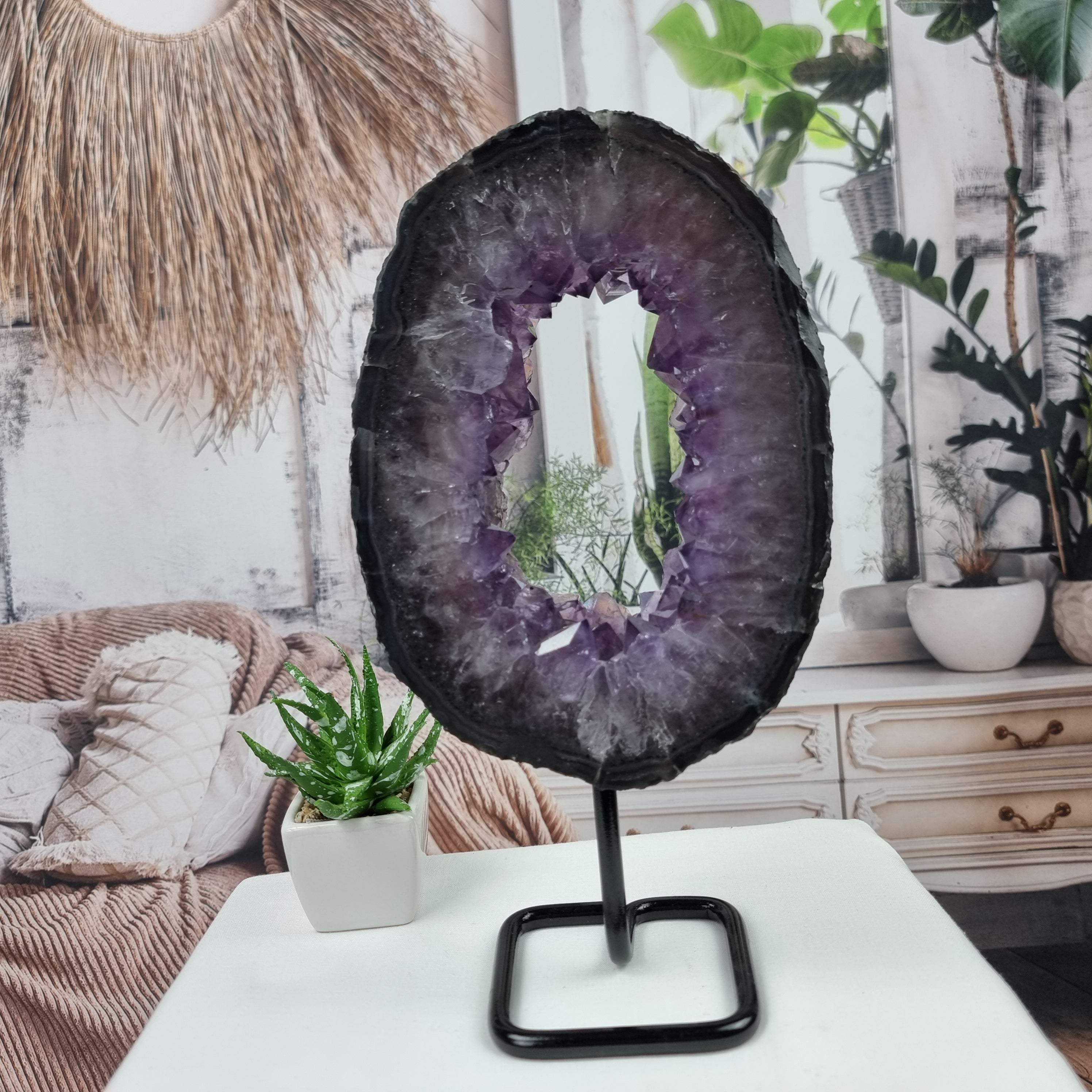 Argola de Ametista com Cristais Special | Base de Ferro Preta | Peso 1,65 kgs, Altura 27 cm | Energia, Beleza e Sofisticação