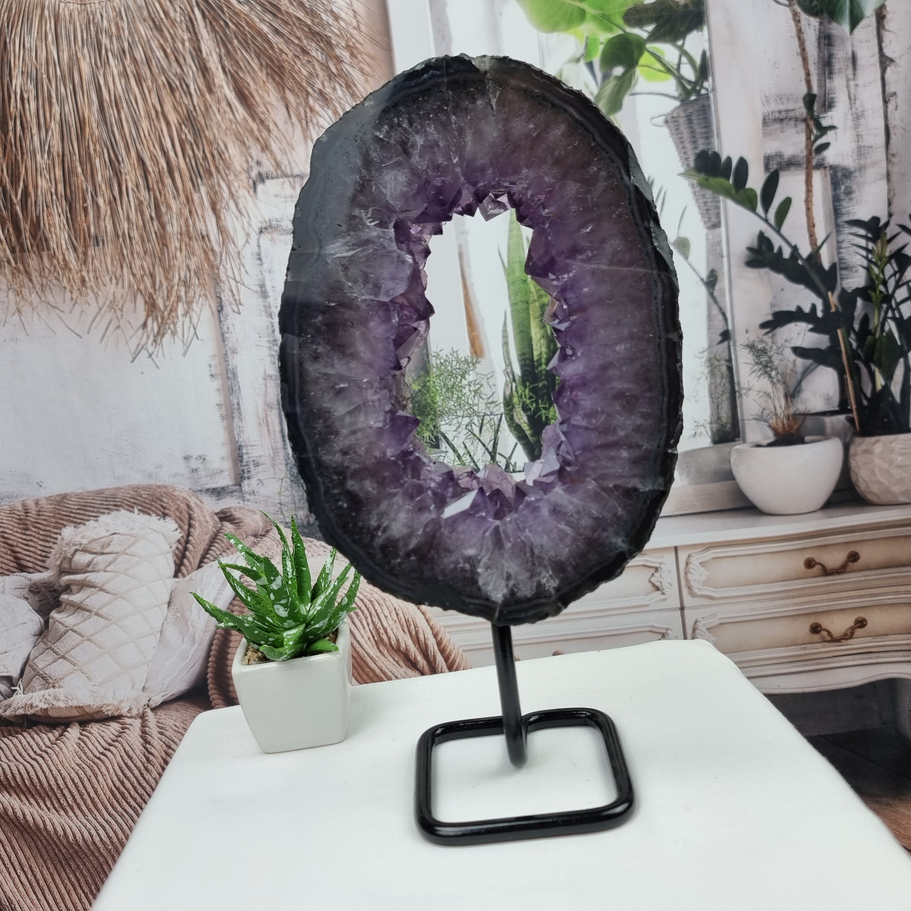 Argola de Ametista com Cristais Special | Base de Ferro Preta | Peso 1,65 kgs, Altura 27 cm | Energia, Beleza e Sofisticação