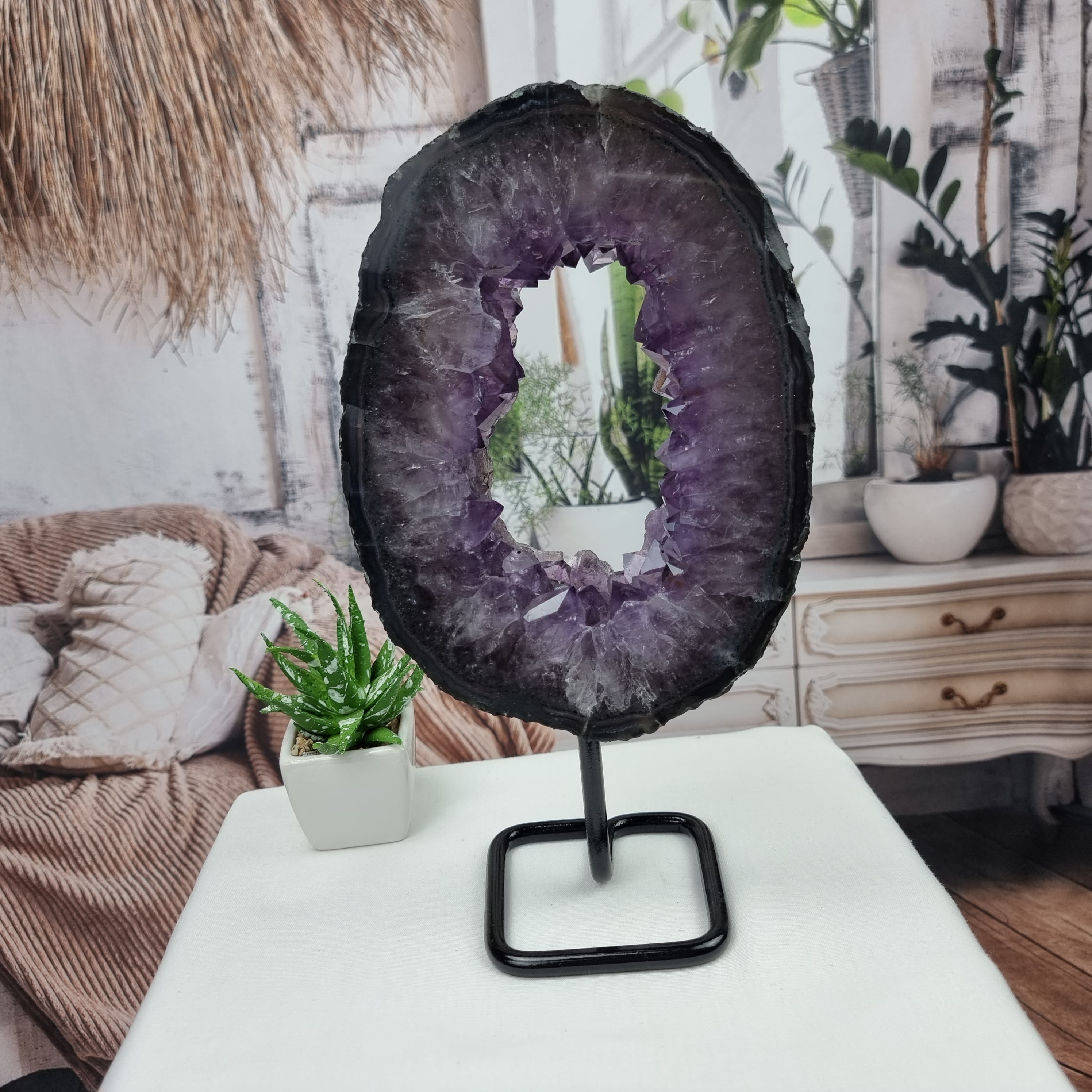 Argola de Ametista com Cristais Special | Base de Ferro Preta | Peso 1,65 kgs, Altura 27 cm | Energia, Beleza e Sofisticação