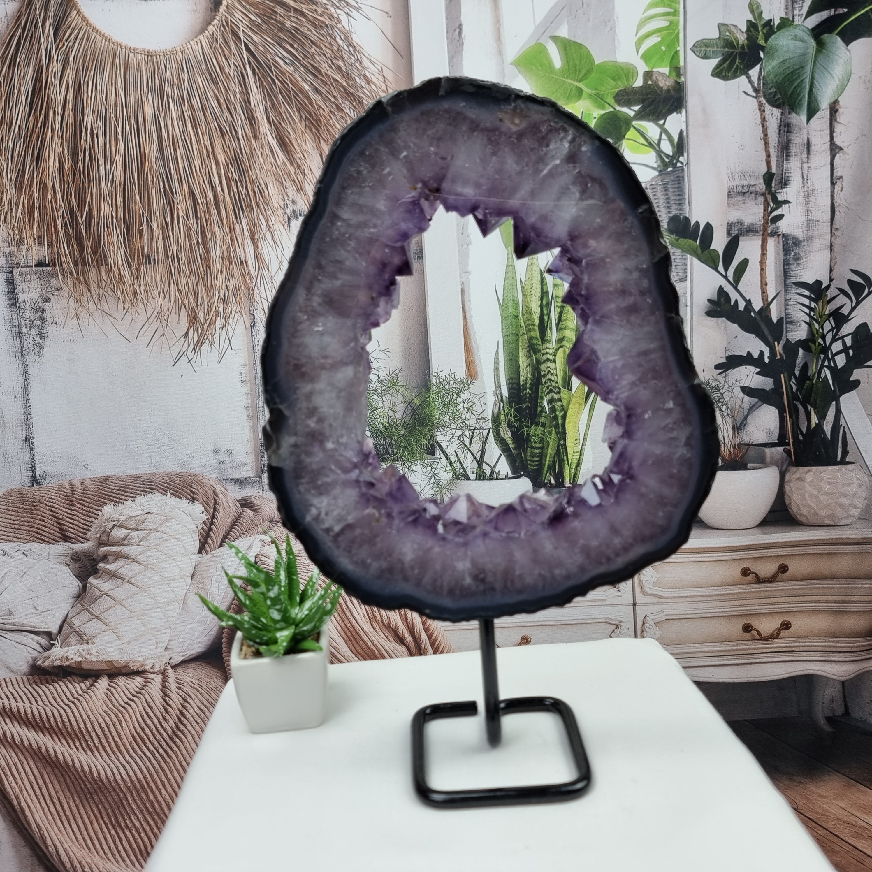 Argola de Ametista com Cristais Roxos | Base de ferro Preta | Peso 2,45 kgs, Altura 30 cm | Energia, Beleza e Sofisticação