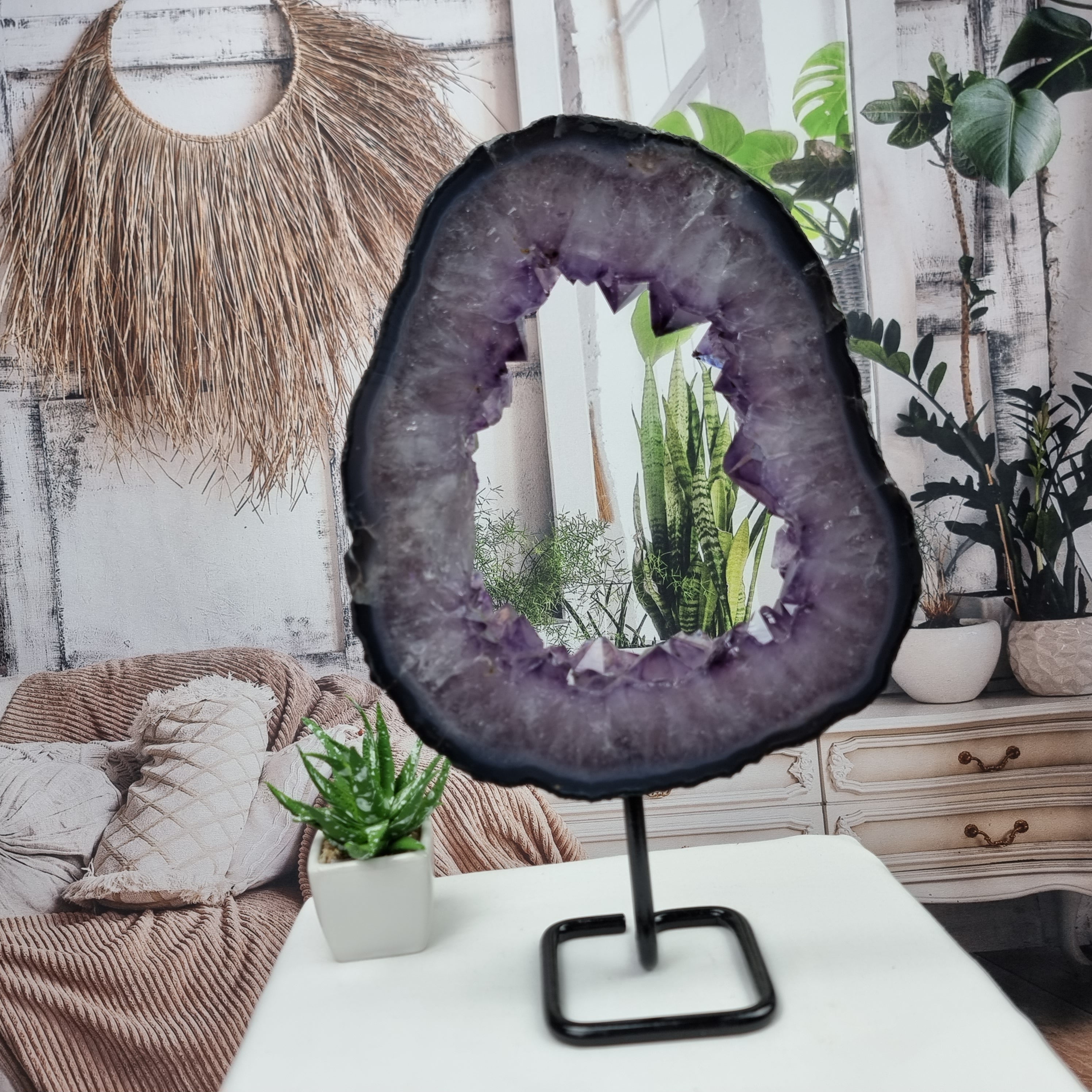 Argola de Ametista com Cristais Roxos | Base de ferro Preta | Peso 2,45 kgs, Altura 30 cm | Energia, Beleza e Sofisticação