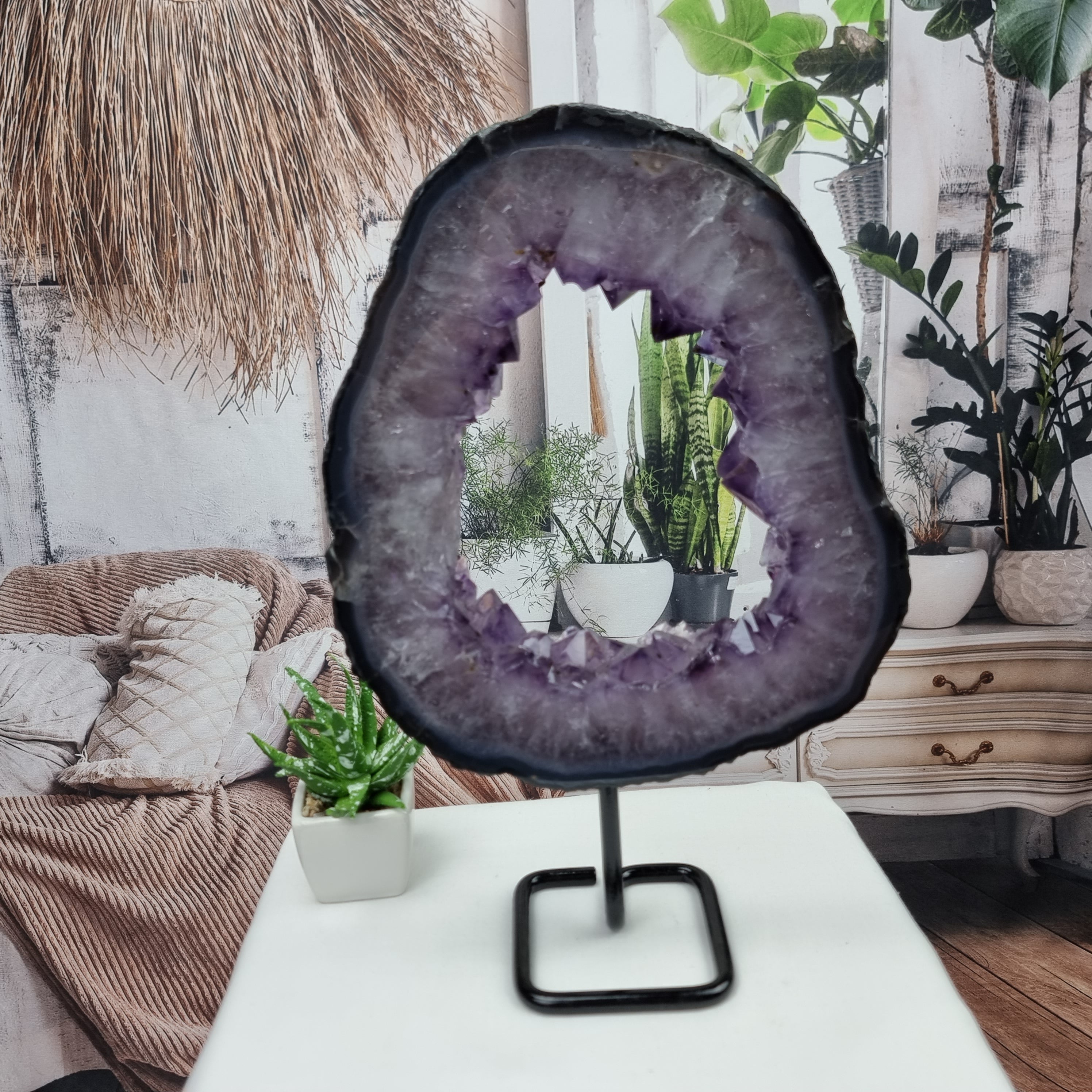 Argola de Ametista com Cristais Roxos | Base de ferro Preta | Peso 2,45 kgs, Altura 30 cm | Energia, Beleza e Sofisticação