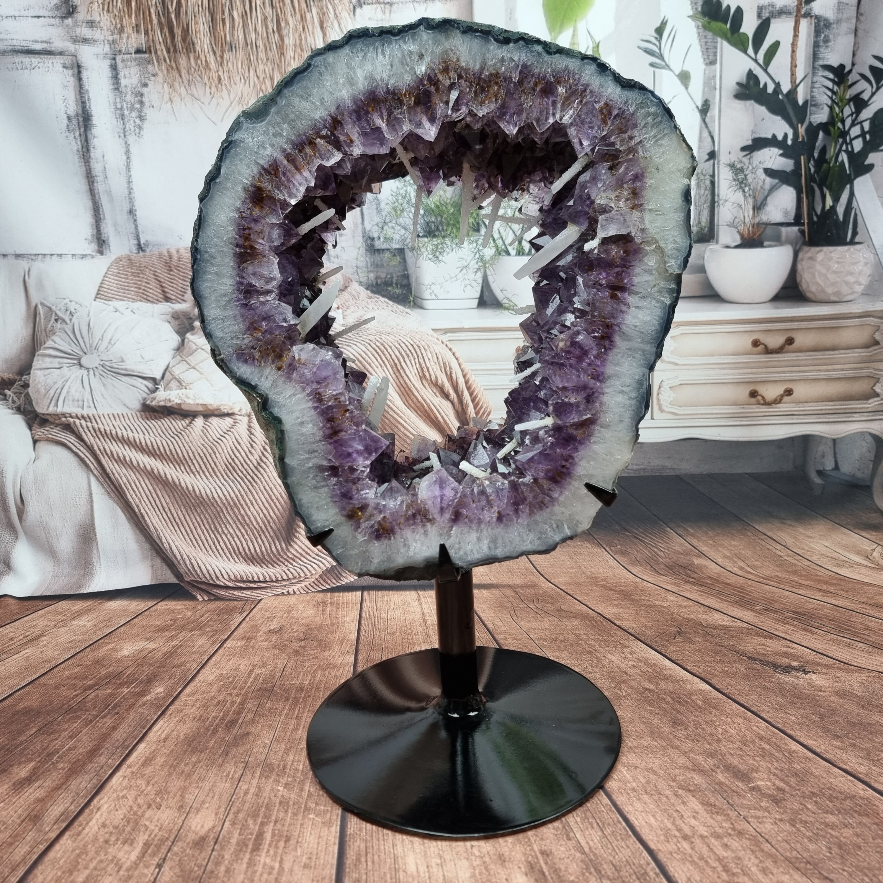 Argola de Ametista com Cristais Roxos e Brancos | Base de ferro Preta | Peso 10,10 kgs, Altura 22 cm | Energia, Beleza e Sofisticação