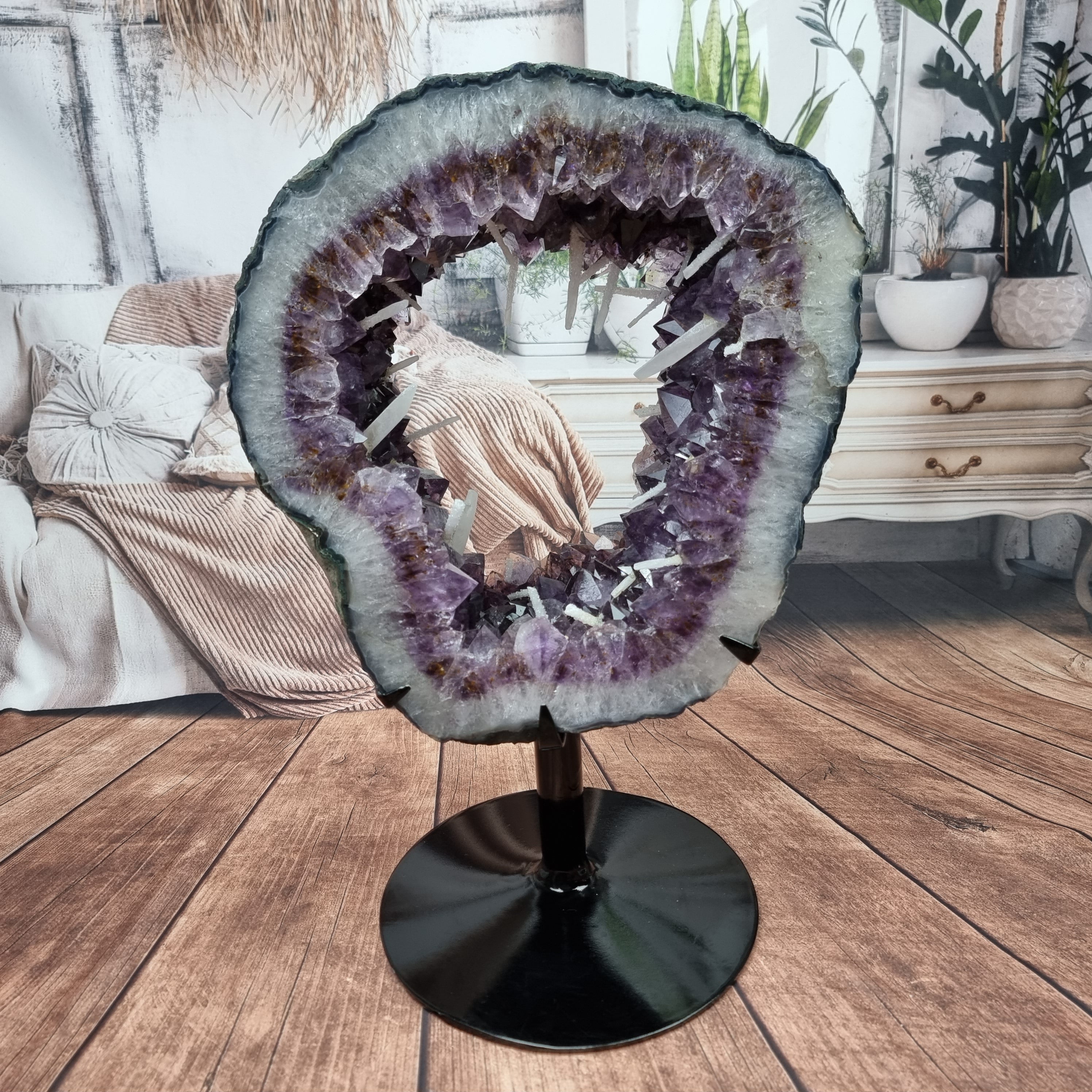 Argola de Ametista com Cristais Roxos e Brancos | Base de ferro Preta | Peso 10,10 kgs, Altura 22 cm | Energia, Beleza e Sofisticação