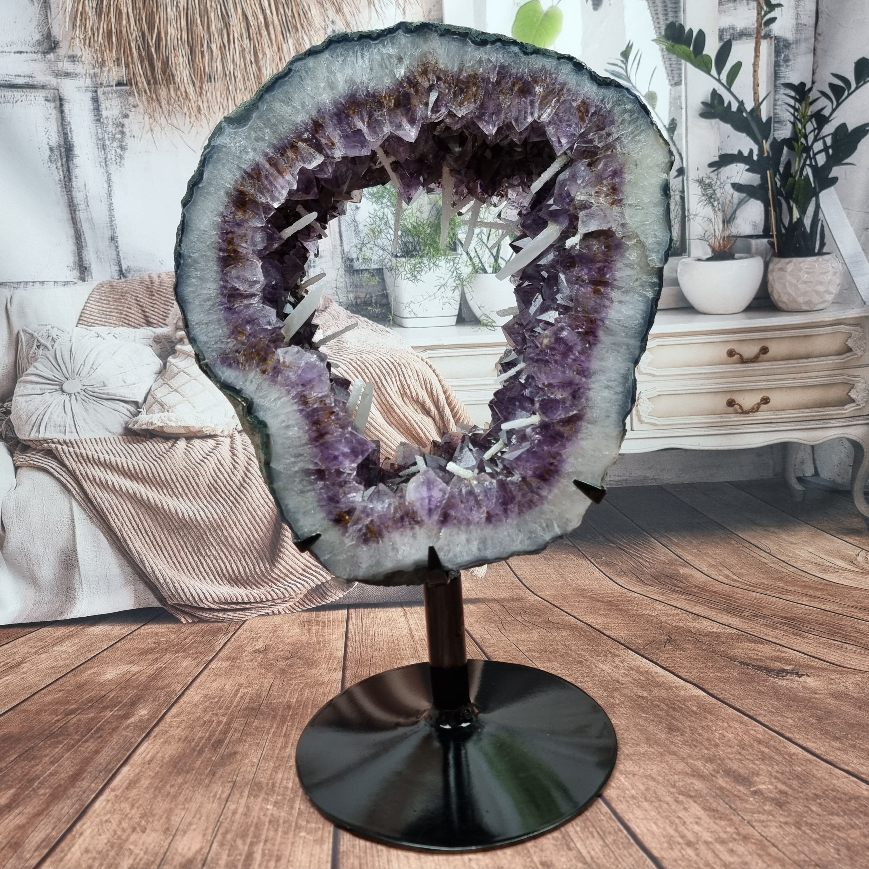 Argola de Ametista com Cristais Roxos e Brancos | Base de ferro Preta | Peso 10,10 kgs, Altura 22 cm | Energia, Beleza e Sofisticação