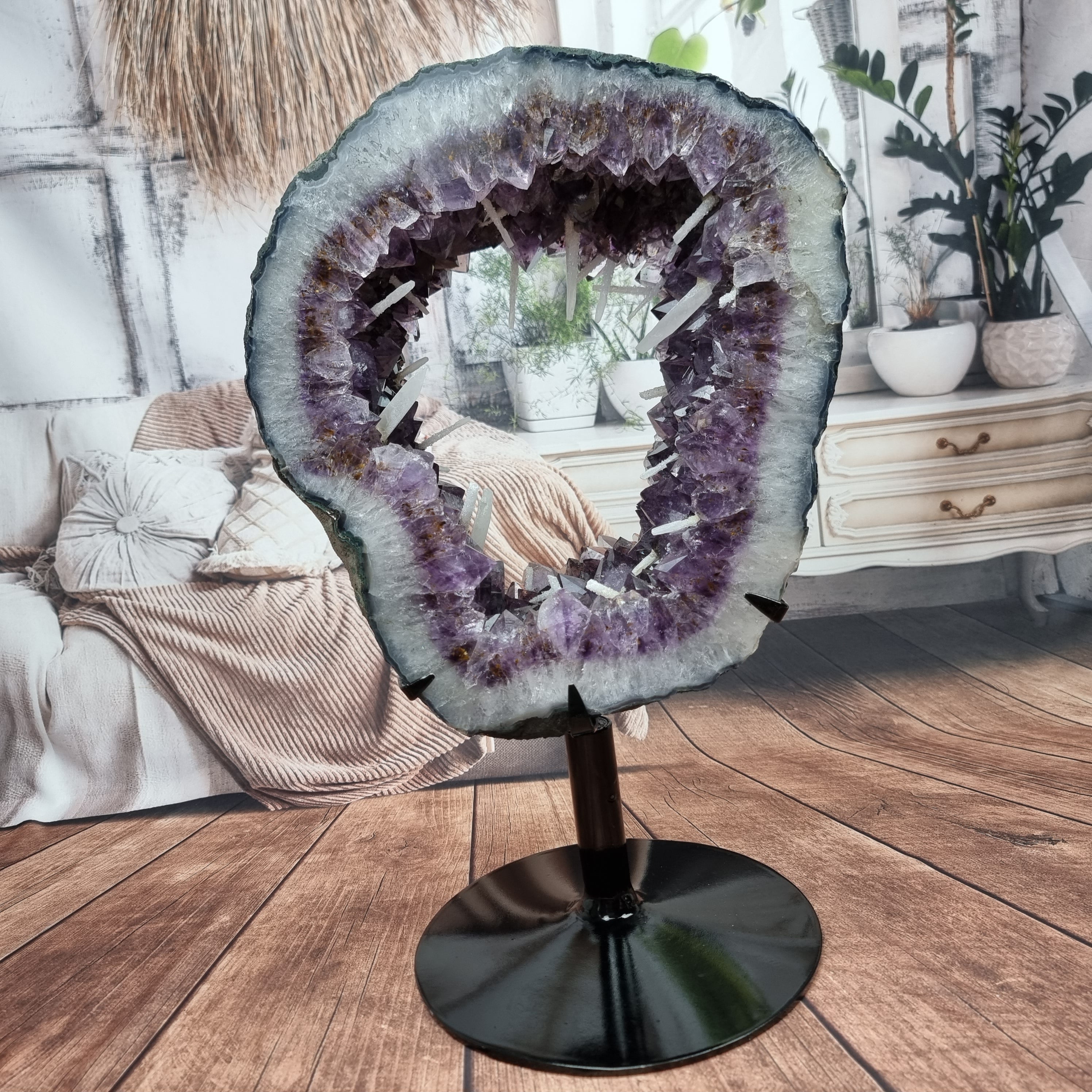 Argola de Ametista com Cristais Roxos e Brancos | Base de ferro Preta | Peso 10,10 kgs, Altura 22 cm | Energia, Beleza e Sofisticação