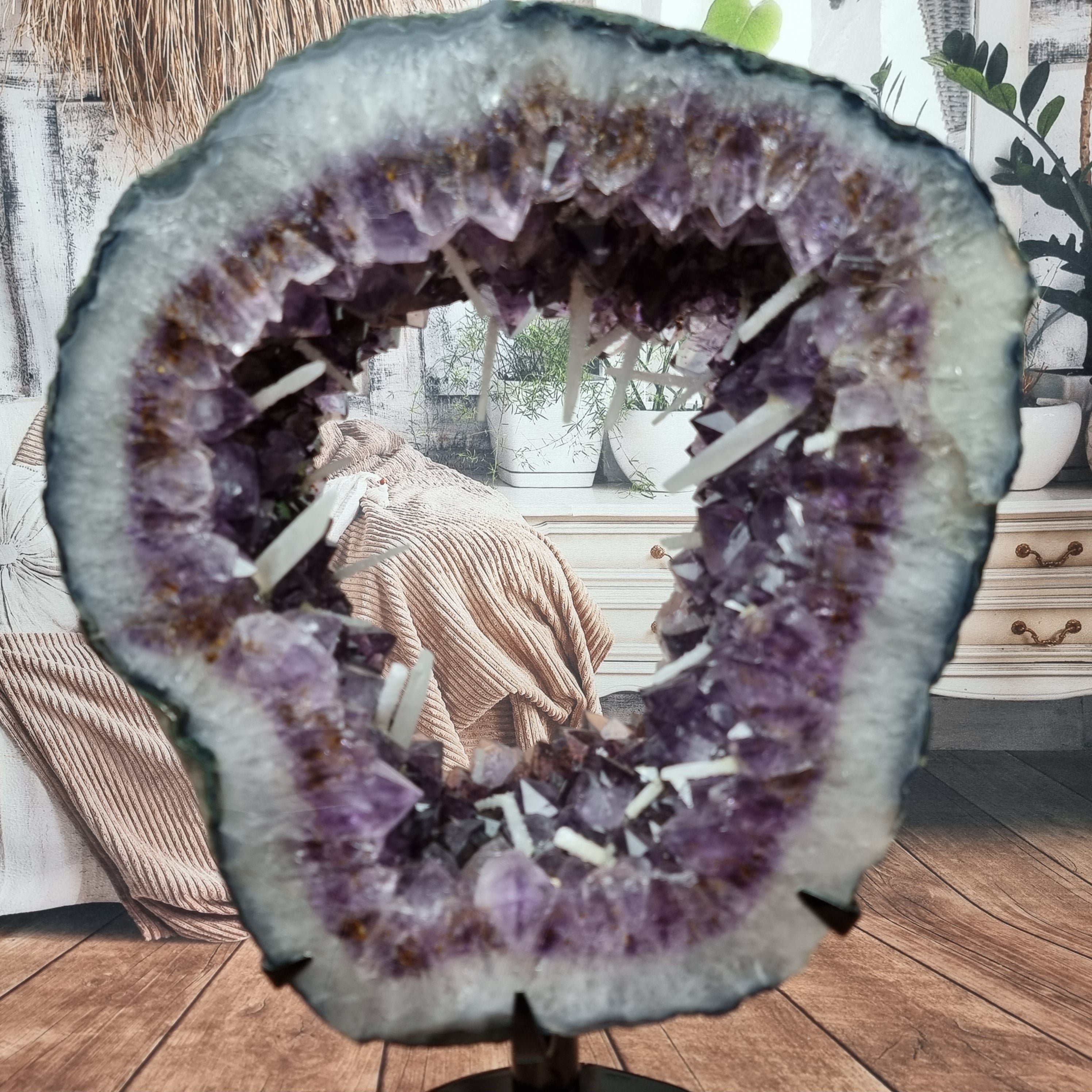 Argola de Ametista com Cristais Roxos e Brancos | Base de ferro Preta | Peso 10,10 kgs, Altura 22 cm | Energia, Beleza e Sofisticação