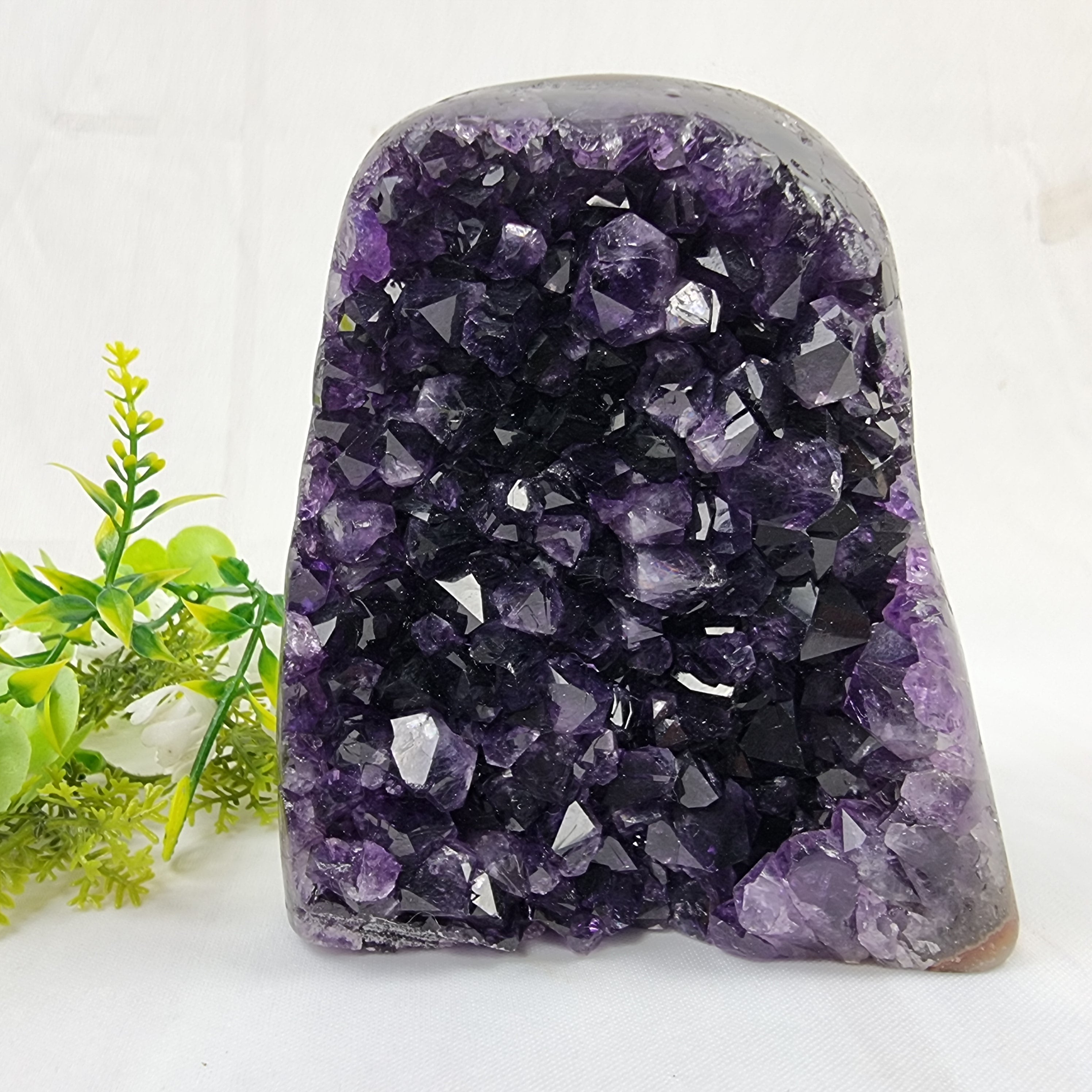 Ametista Drusa com Cristais Especiais peso com 1,72 kgs, Energia, Beleza e Sofisticação