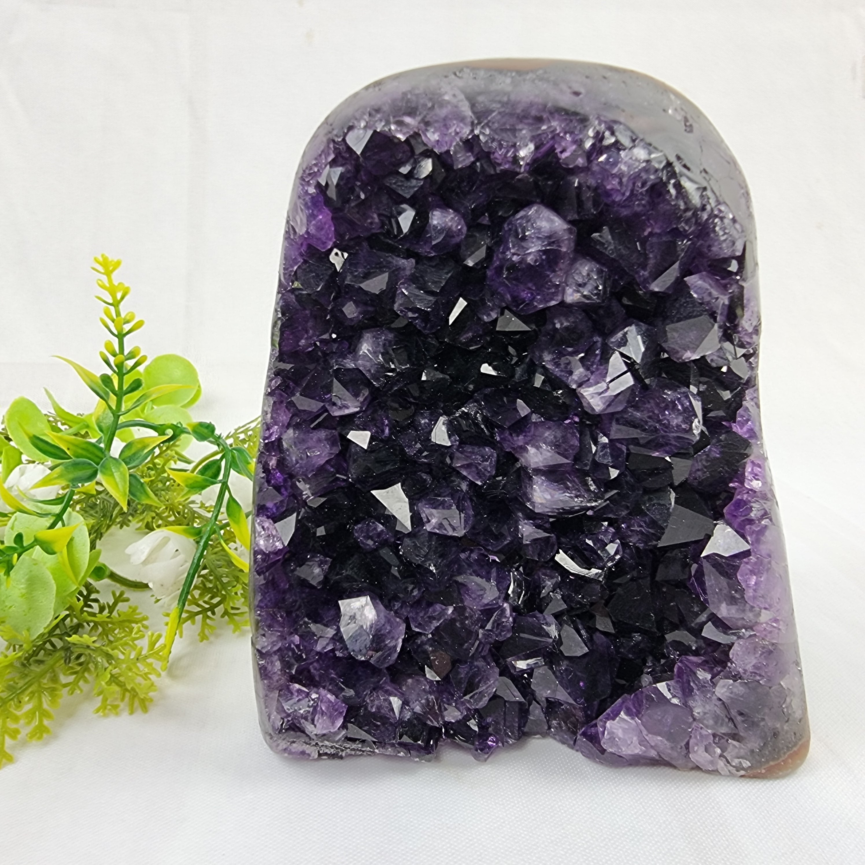 Ametista Drusa com Cristais Especiais peso com 1,72 kgs, Energia, Beleza e Sofisticação