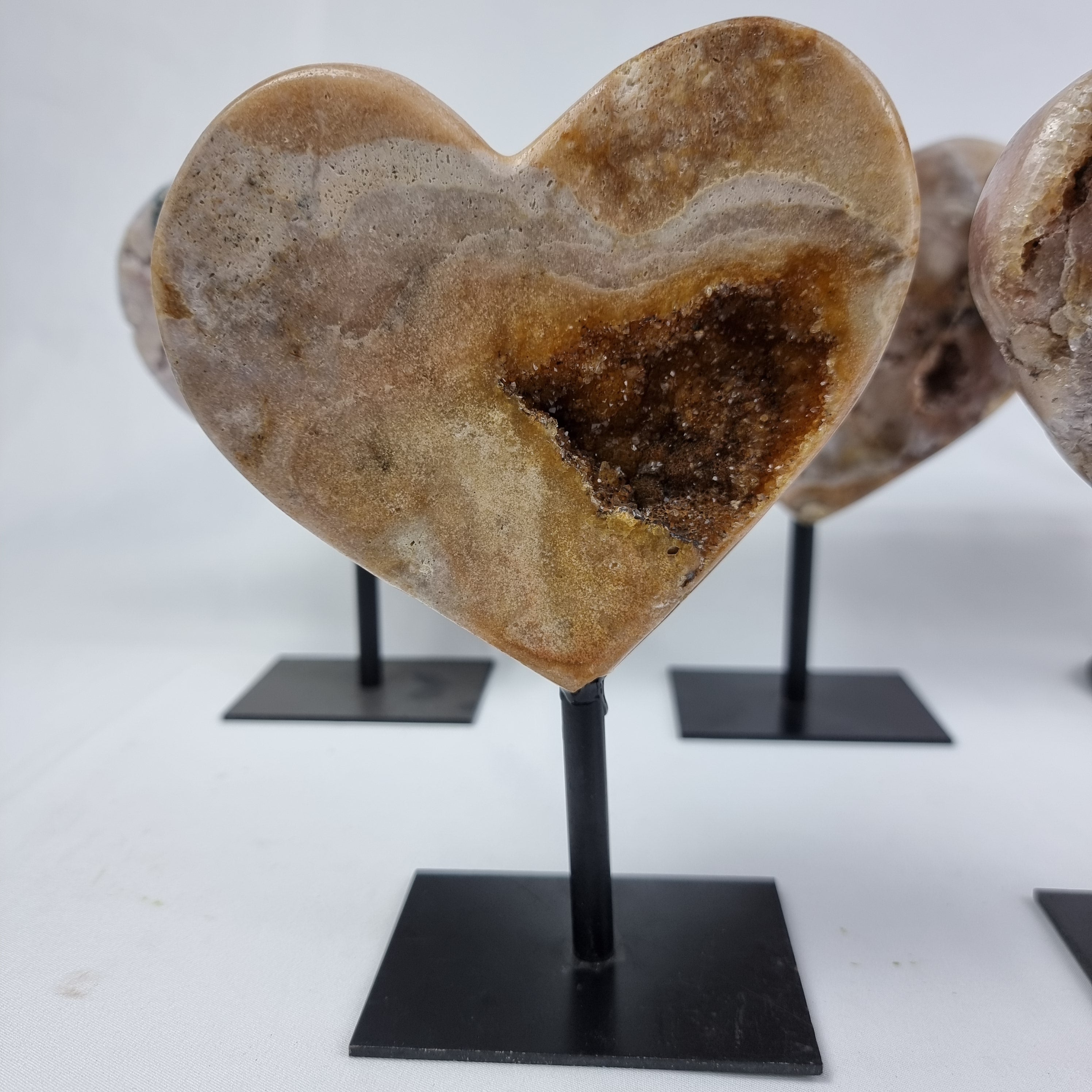 Coração de Ametista Rosa | Base de ferro Preta | Peso 0,70 kgs, Altura 16 cm | Energia, Beleza e Sofisticação