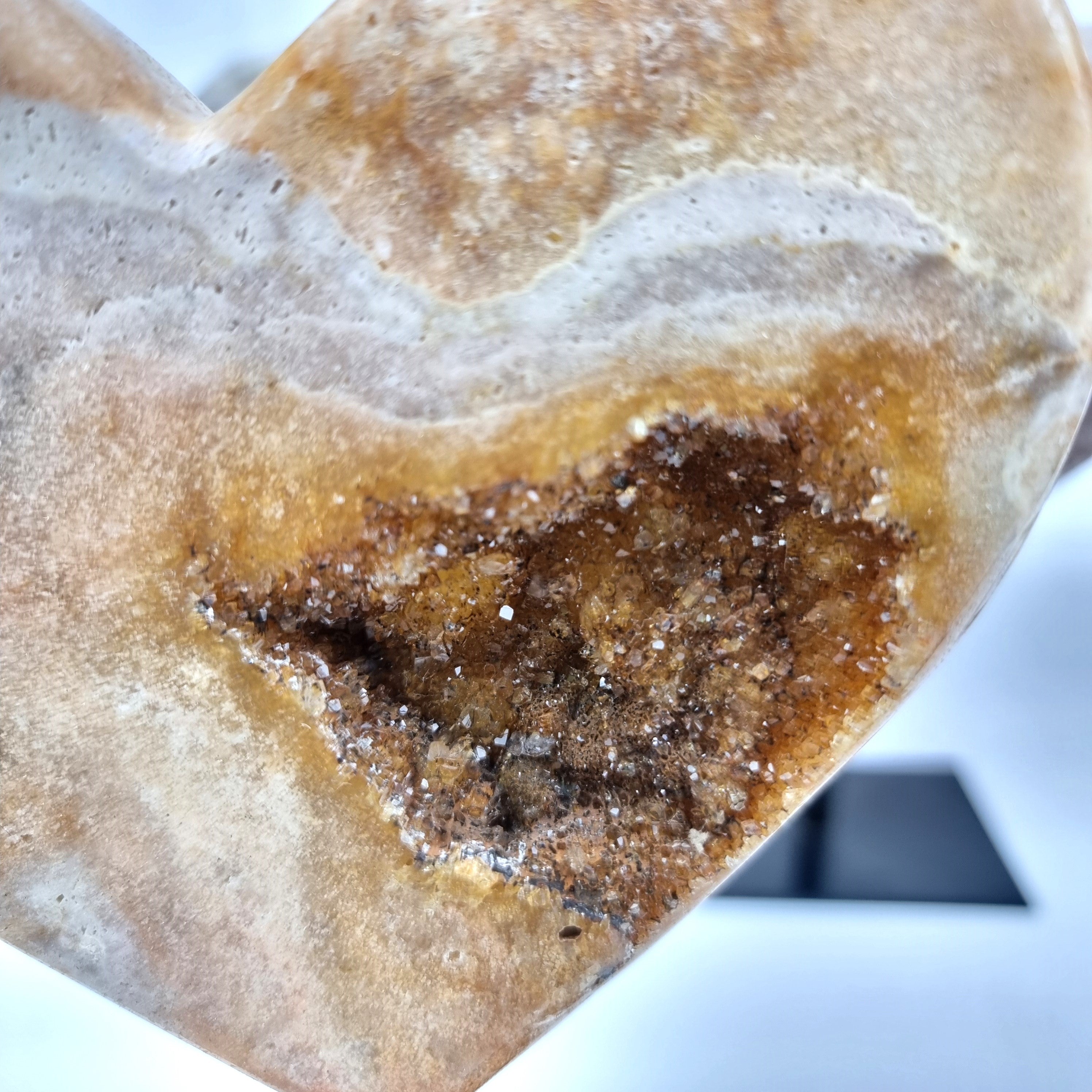 Coração de Ametista Rosa | Base de ferro Preta | Peso 0,70 kgs, Altura 16 cm | Energia, Beleza e Sofisticação