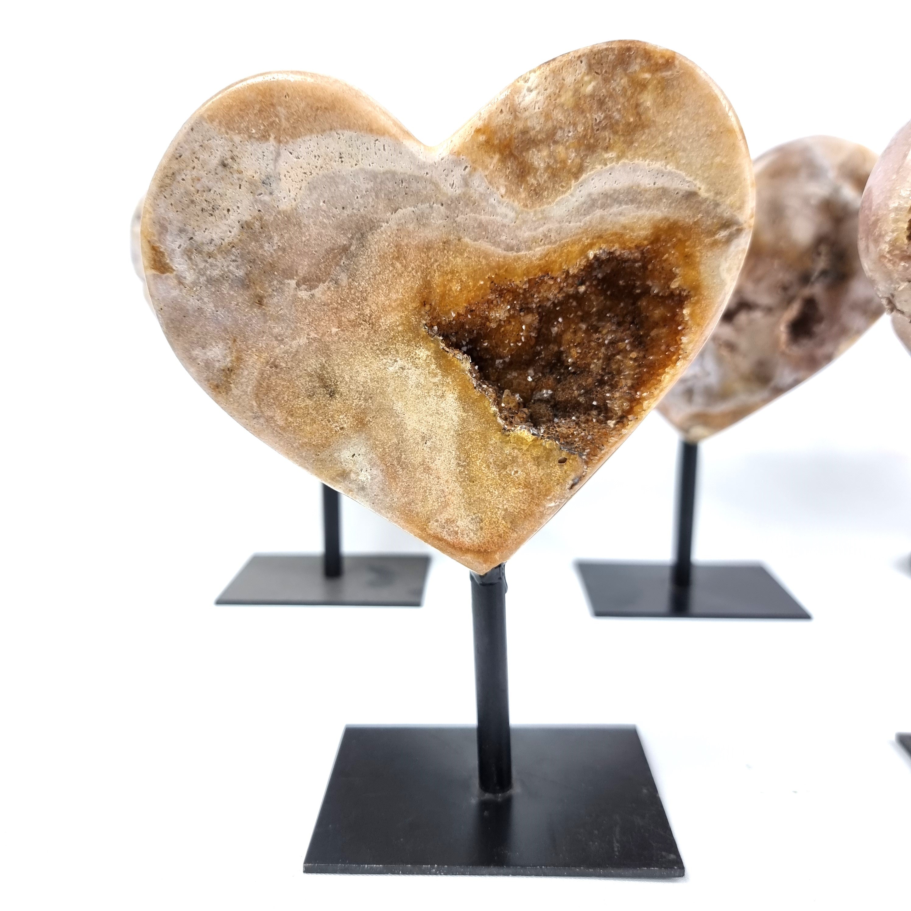 Coração de Ametista Rosa | Base de ferro Preta | Peso 0,70 kgs, Altura 16 cm | Energia, Beleza e Sofisticação